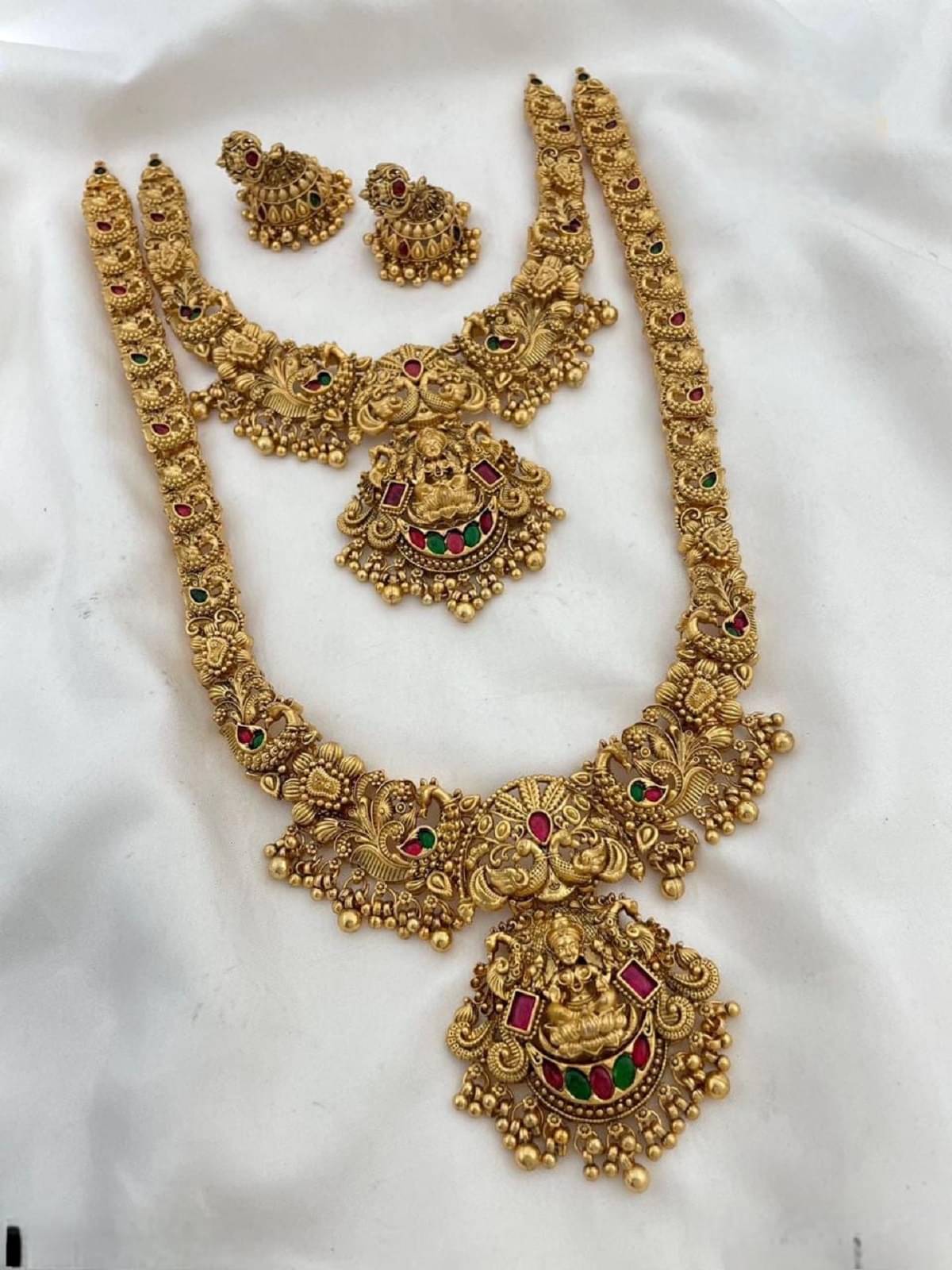     			KEYMAX Golden Alloy Necklace ( Pack of 1 )