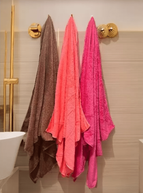     			Finesse Decor Pack of 3 Microfibre Below 300 -GSM Bath Towel ( Pink )