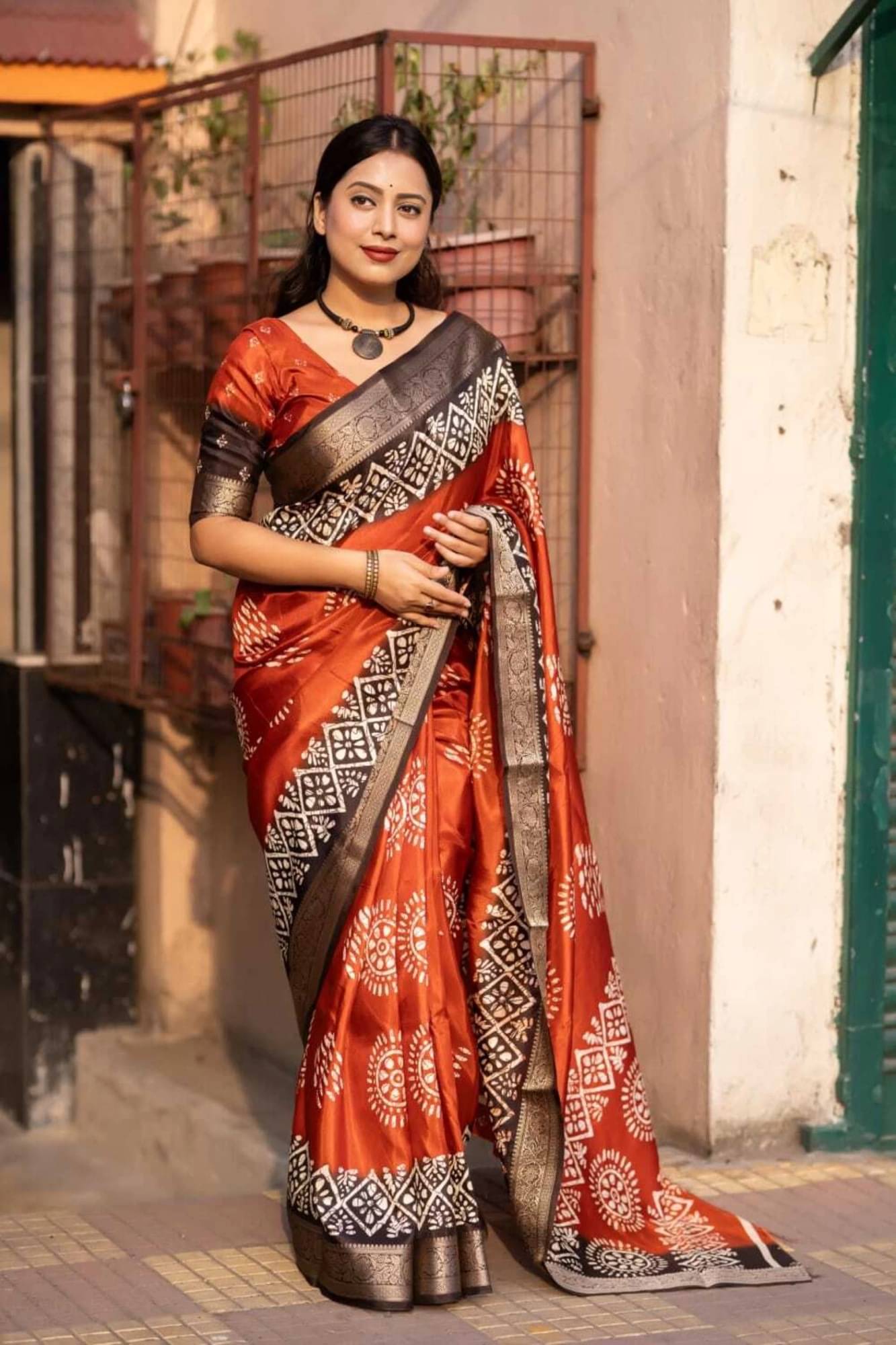     			Magneitta Silk Printed Saree With Unstitched Blouse Piece ( Brown )