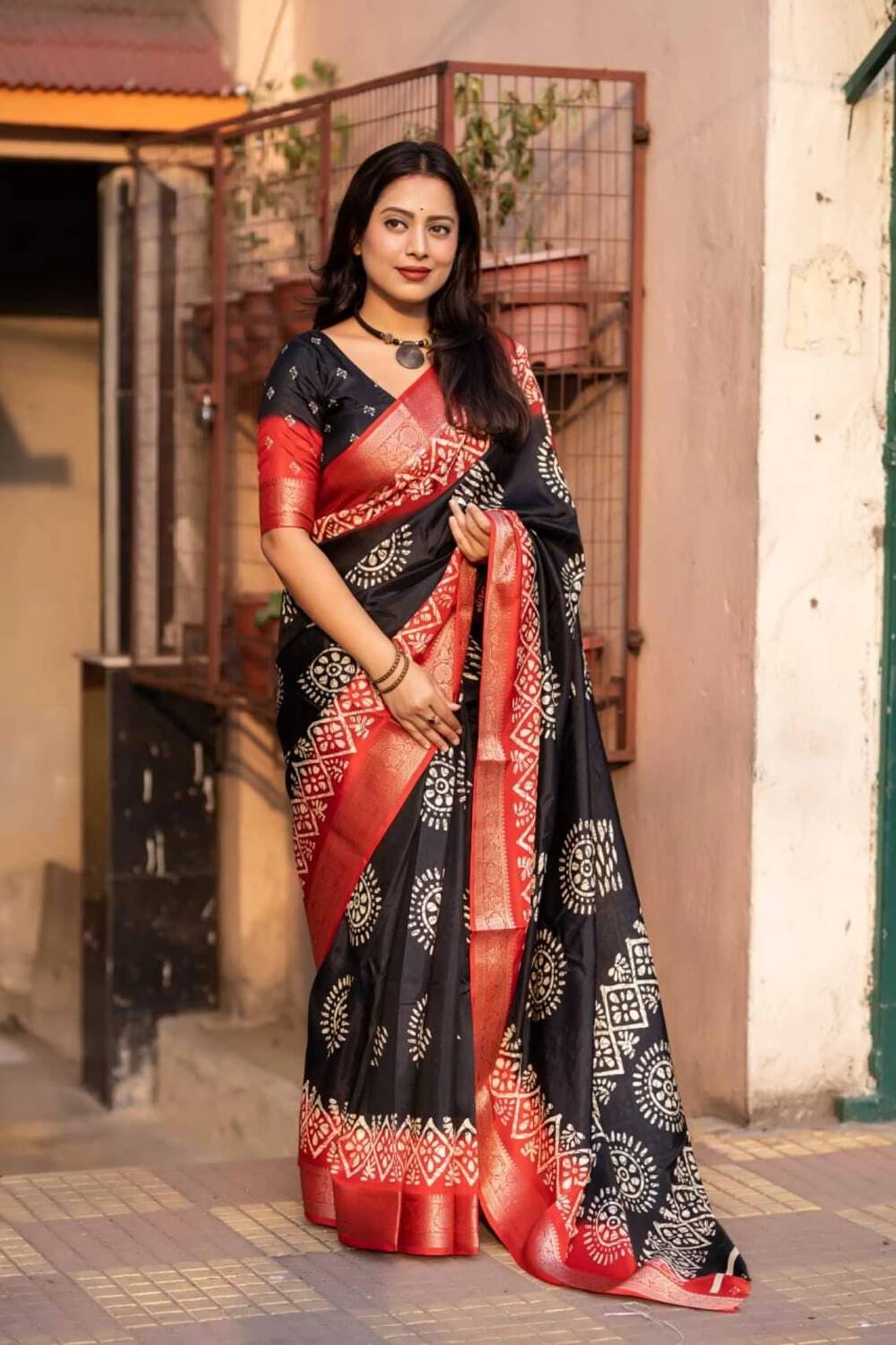 Magneitta Silk Printed Saree With Unstitched Blouse Piece ( Black )     			Magneitta Silk Printed Saree With Unstitched Blouse Piece ( Black )