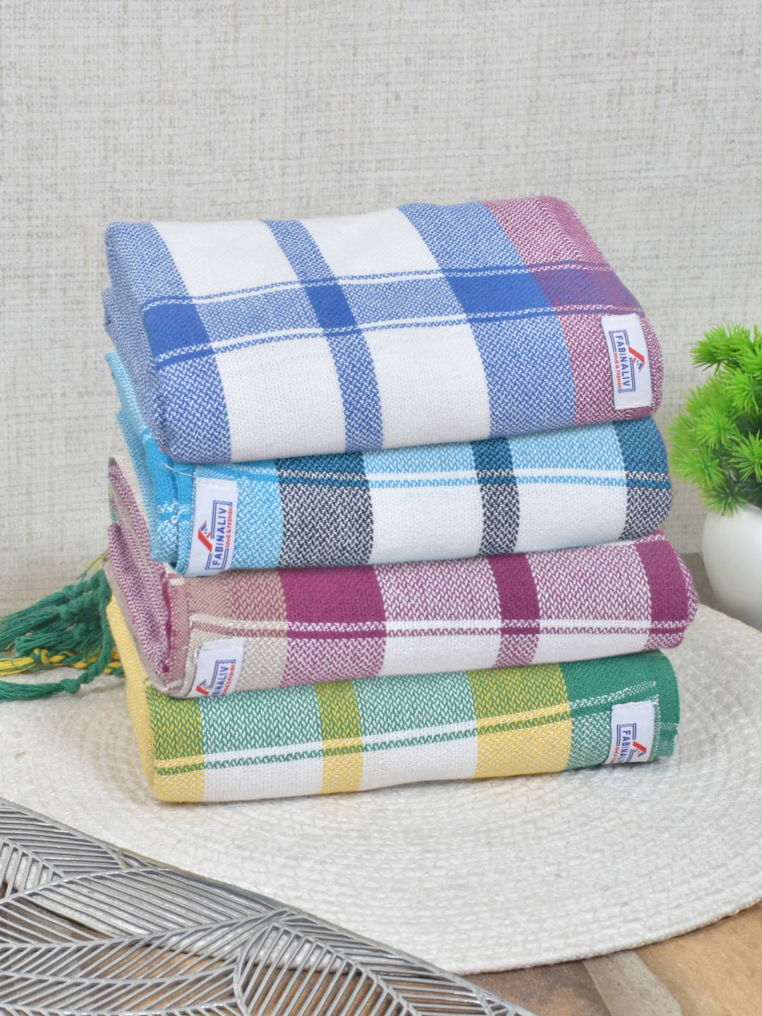     			FABINALIV Pack of 4 Cotton Below 300 -GSM Bath Towel ( Multicolor )