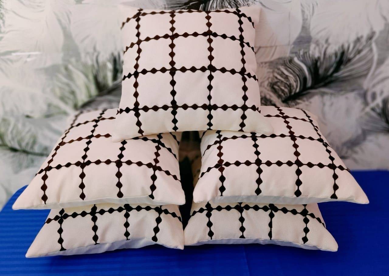 JDXONLINESALE Set of 5 Velvet Big Checks Square Cushion Cover (40X40)cm - White JDXONLINESALE Set of 5 Velvet Big Checks Square Cushion Cover (40X40)cm - White
