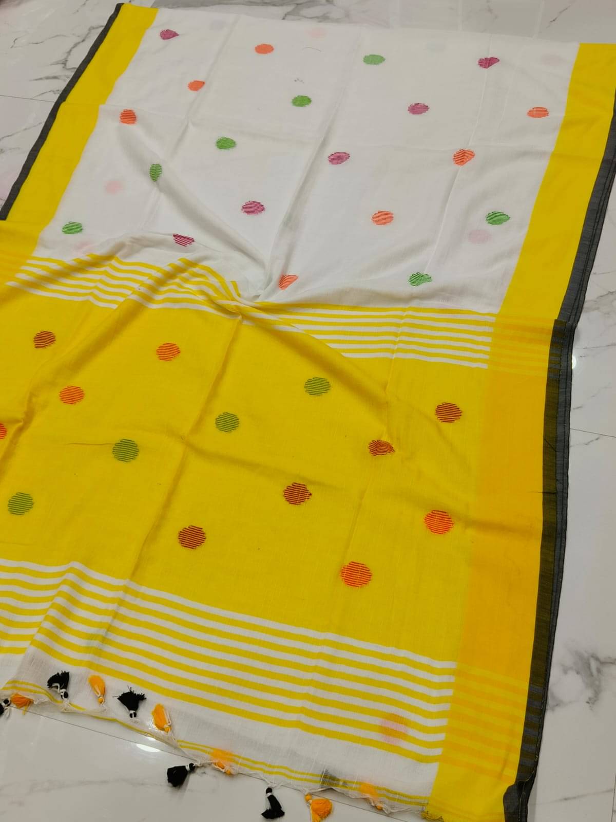 SARADA HANDLOOM Cotton Printed Saree With Unstitched Blouse Piece ( White ) SARADA HANDLOOM Cotton Printed Saree With Unstitched Blouse Piece ( White )