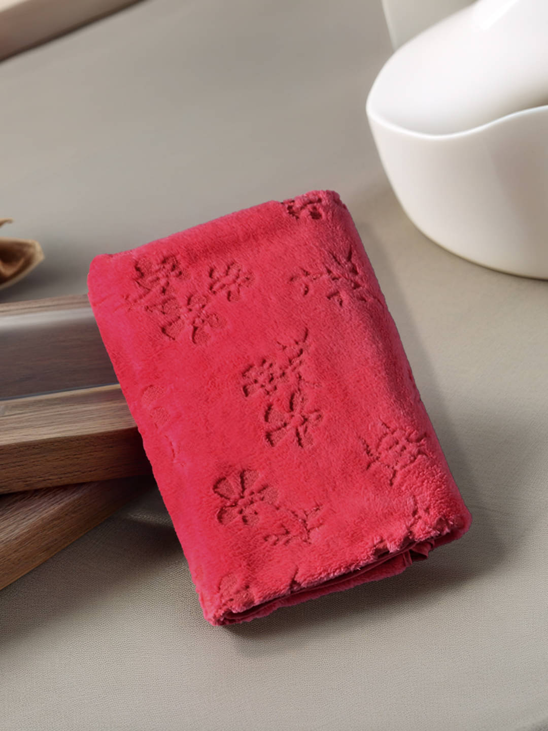     			FABINALIV Pack of 1 Cotton 425 -GSM Bath Towel ( Red )