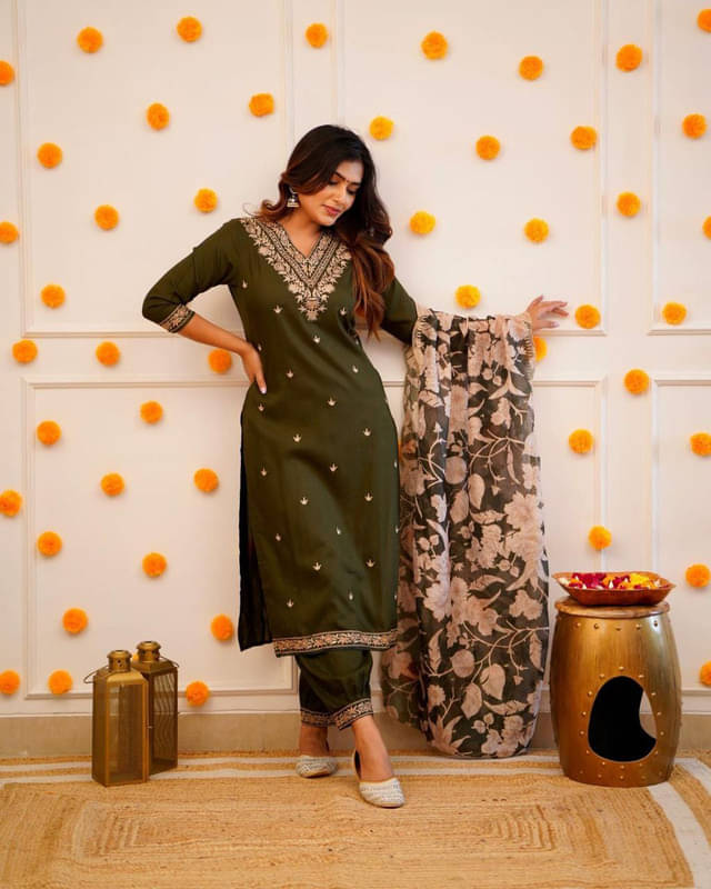 Supar Sleave Women Viscose Embroidered Straight Kurti With Patiala Salwar ( Dark Green ) Supar Sleave Women Viscose Embroidered Straight Kurti With Patiala Salwar ( Dark Green )