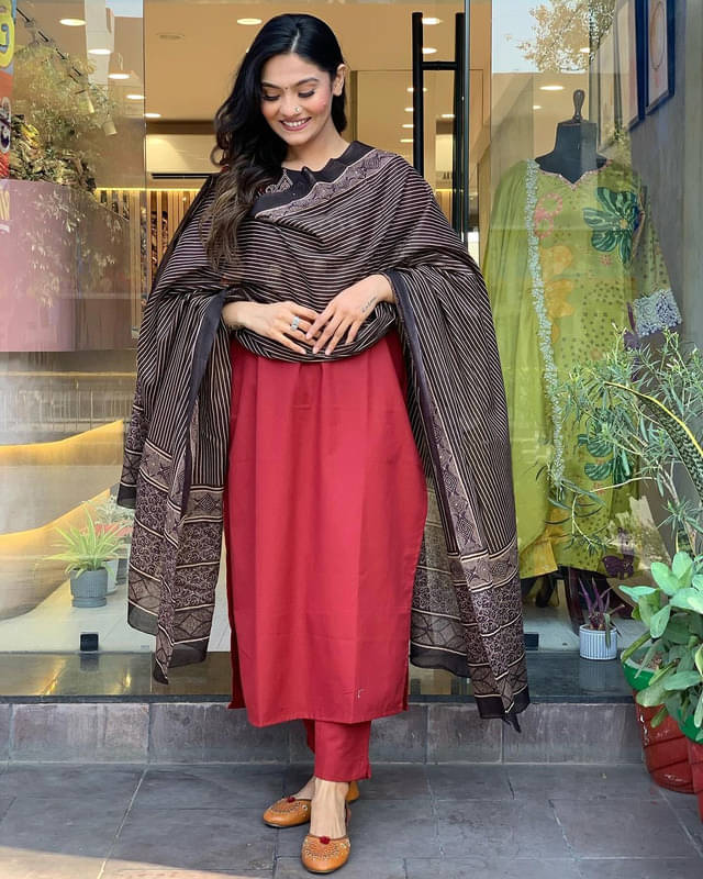 Supar Sleave Viscose Printed Kurti With Pants Women's Stitched Salwar Suit - Maroon ( Pack of 1 ) Supar Sleave Viscose Printed Kurti With Pants Women's Stitched Salwar Suit - Maroon ( Pack of 1 )