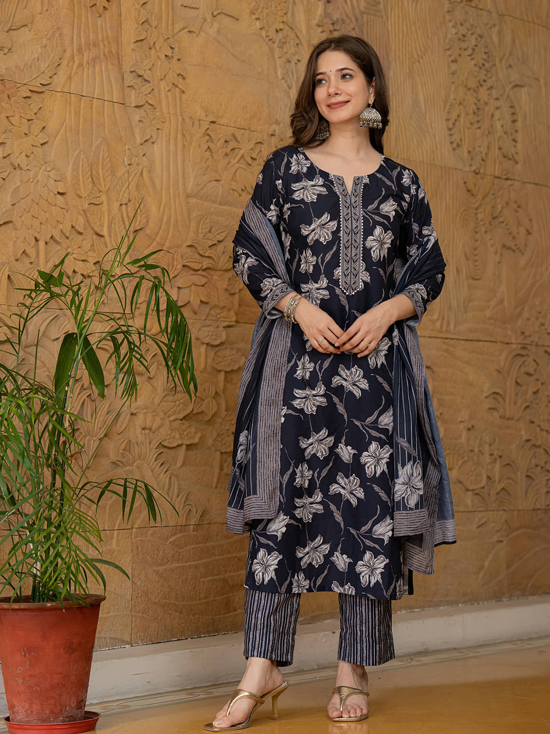 Vaamsi Rayon Printed Kurti With Pants Women's Stitched Salwar Suit - Black ( Pack of 1 )