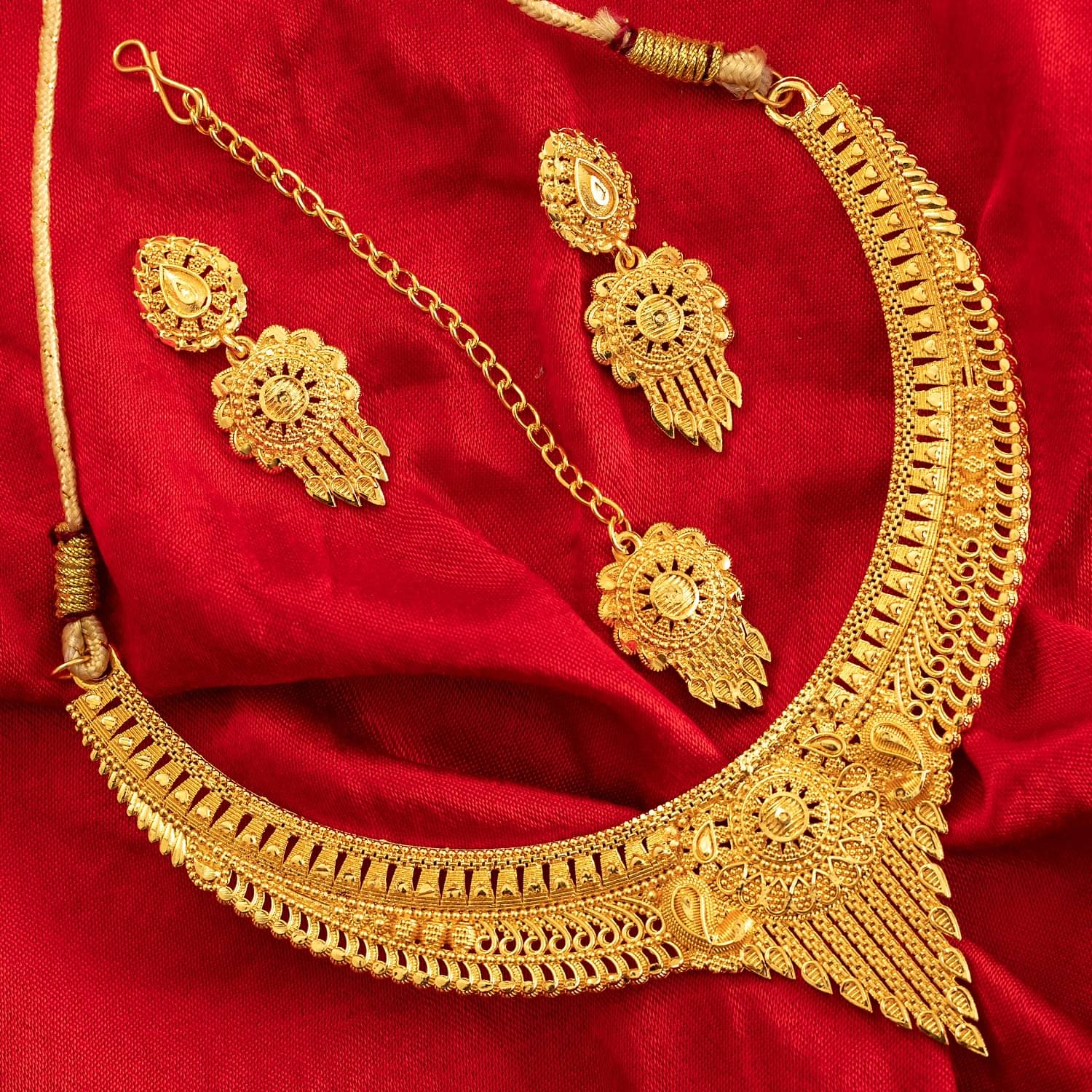     			Lily Gold Brass Necklace Set ( Pack of 1 )