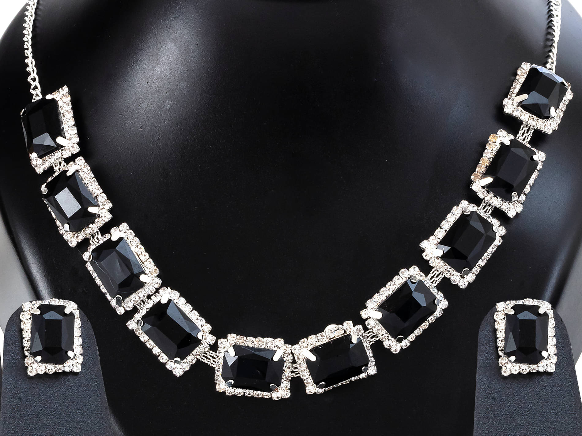     			Lily Black Brass Necklace Set ( Pack of 1 )