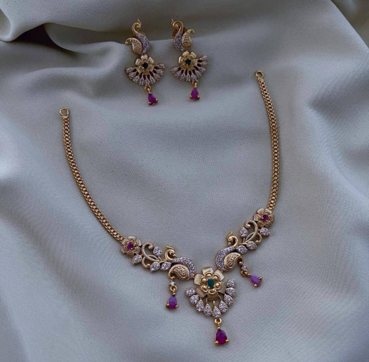    			KC JEWELS Golden Brass Necklace Set ( Pack of 1 )