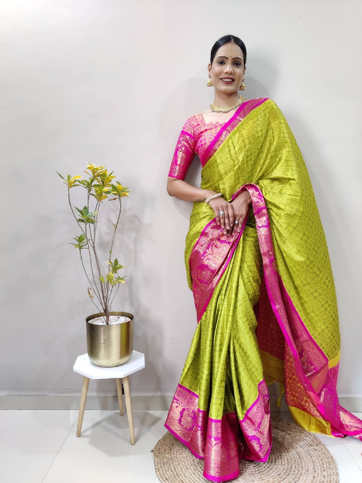     			KV Fashion Banarasi Silk Embellished Saree With Unstitched Blouse Piece ( Mauve )