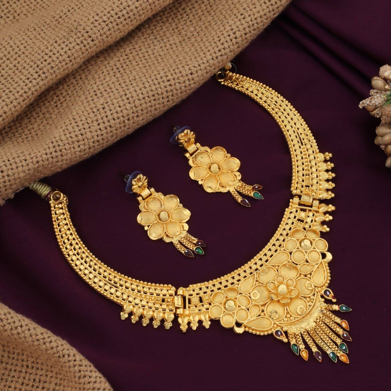    			Lyriss Gold Brass Necklace Set ( Pack of 1 )