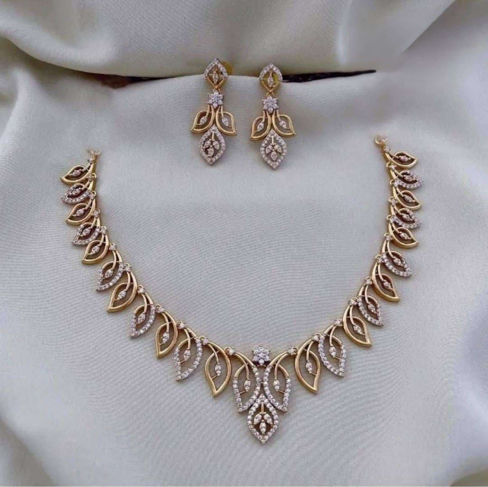 Pamadhya Golden Brass Necklace Set ( Pack of 1 )