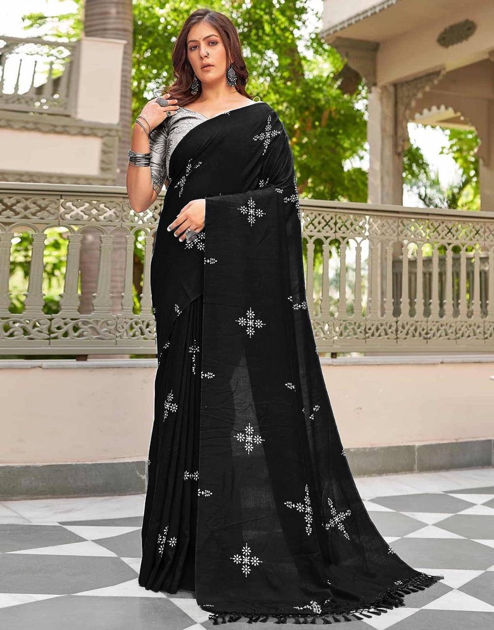     			KV Fashion Silk Blend Printed Saree With Unstitched Blouse Piece ( Black )