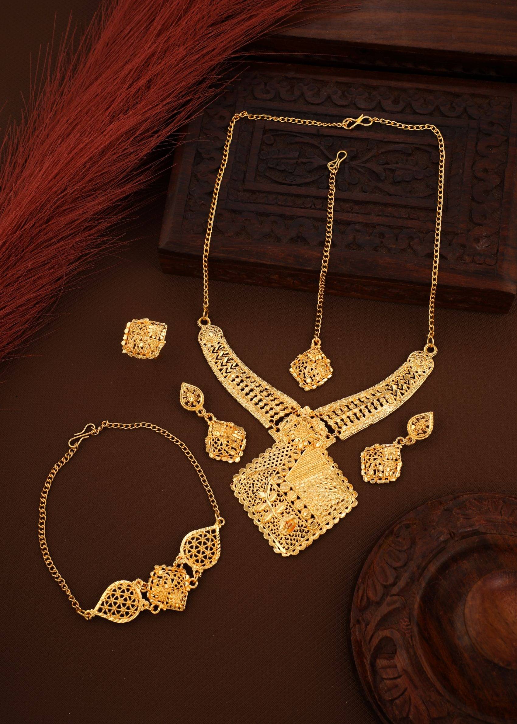     			Pamadhya Gold Alloy Necklace Set ( Pack of 1 )