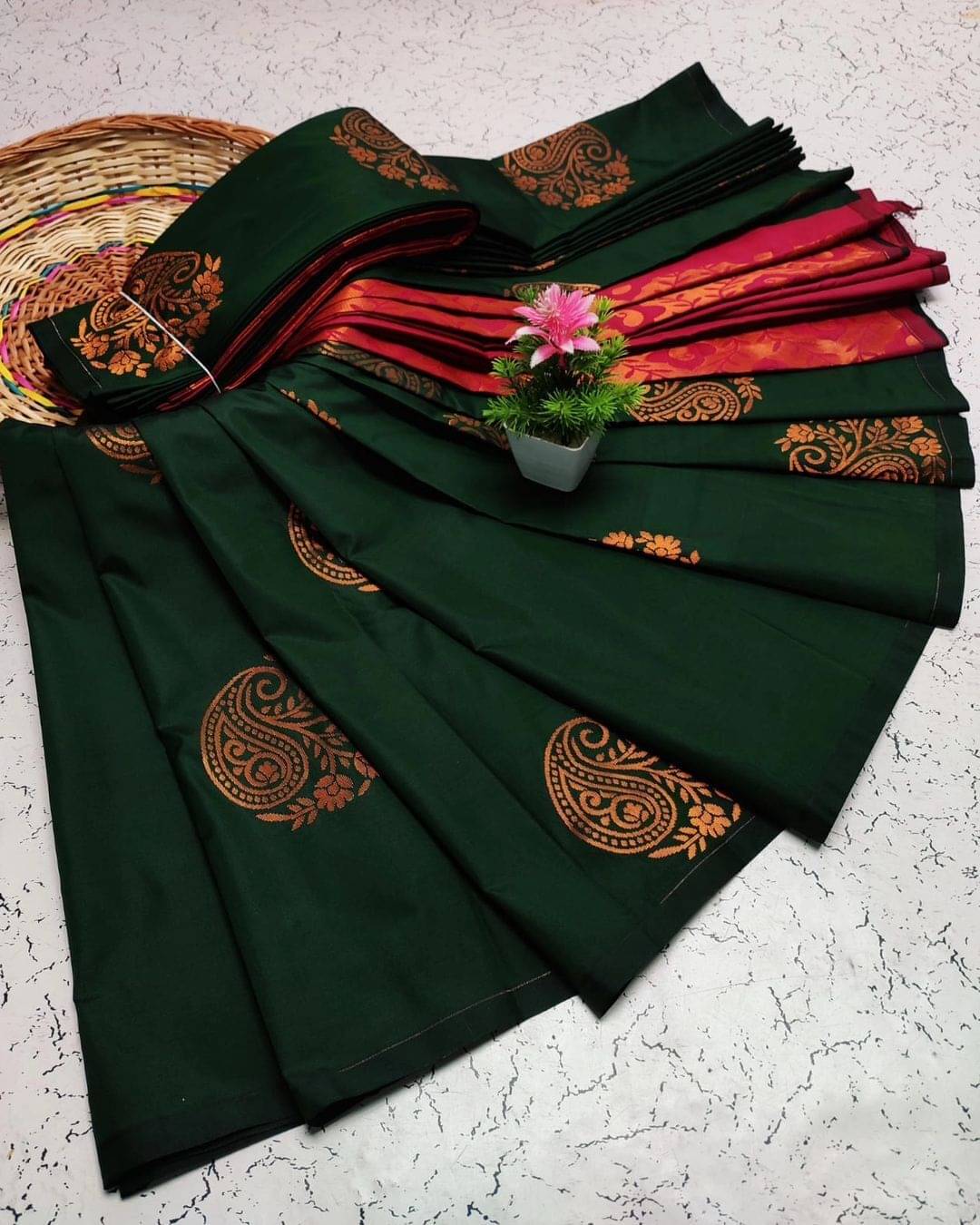     			Vastukala Silk Woven Saree With Unstitched Blouse Piece ( Green )
