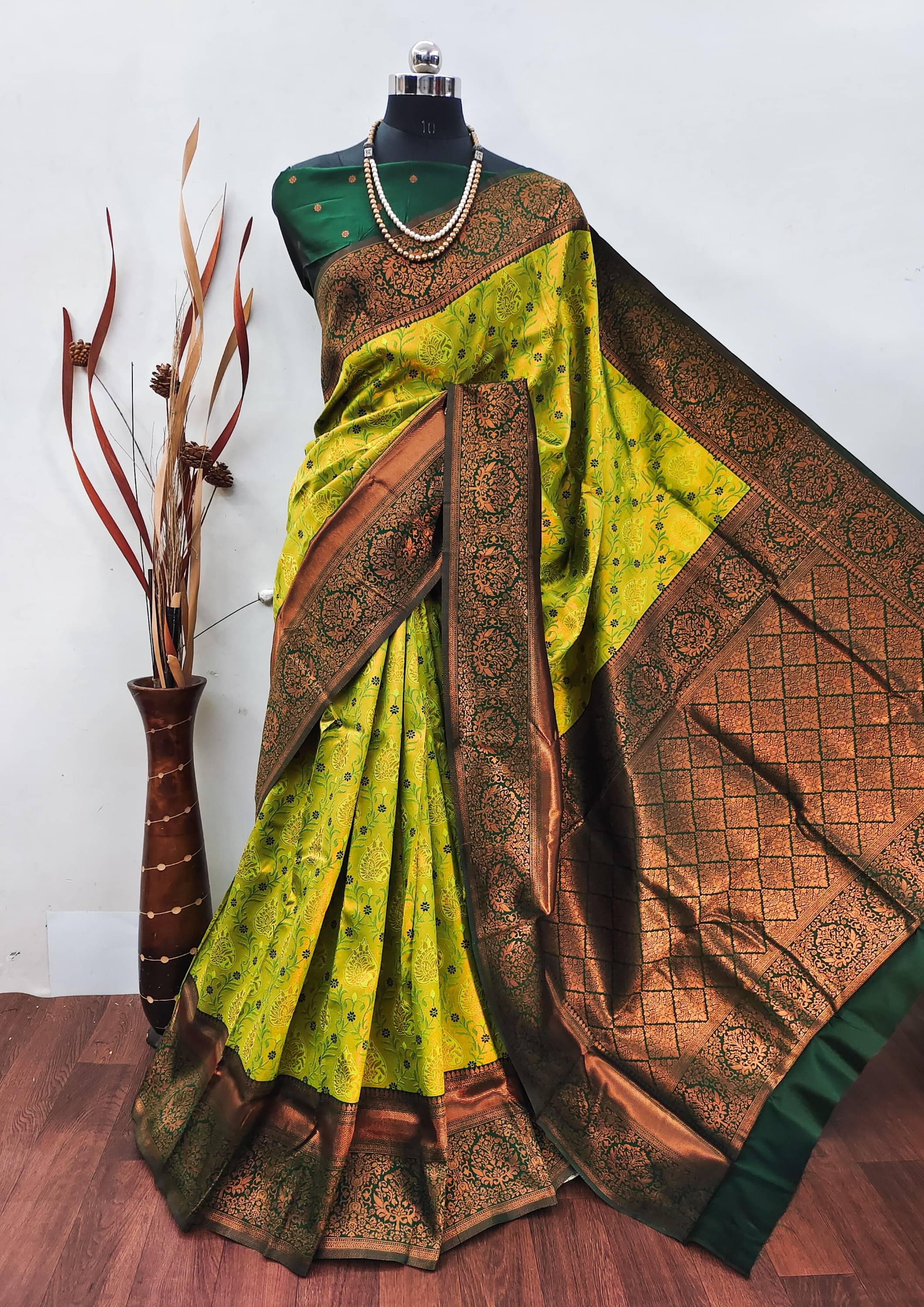     			Vastukala Silk Woven Saree With Unstitched Blouse Piece ( Green )