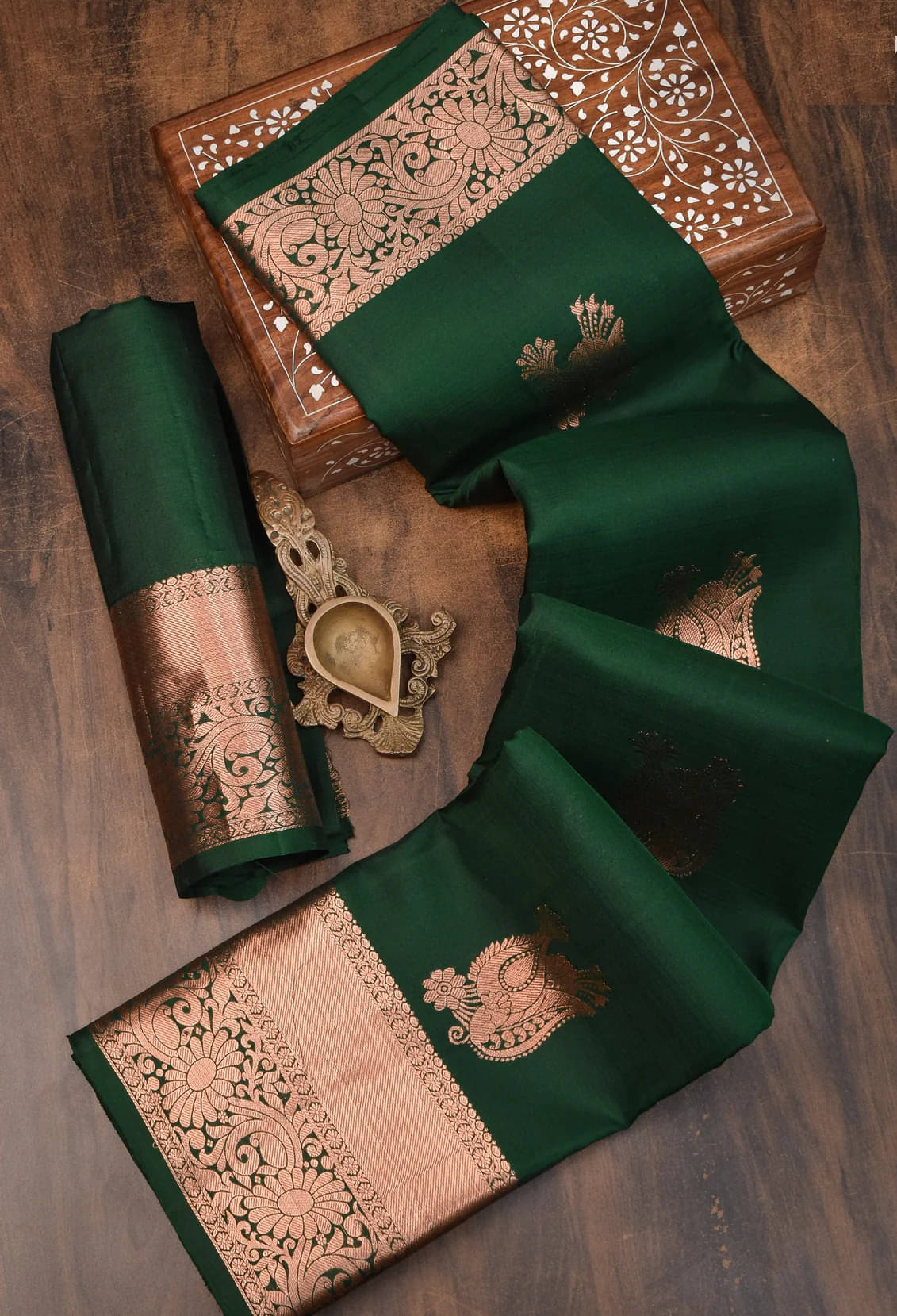Vastukala Silk Woven Saree With Unstitched Blouse Piece ( Green ) Vastukala Silk Woven Saree With Unstitched Blouse Piece ( Green )