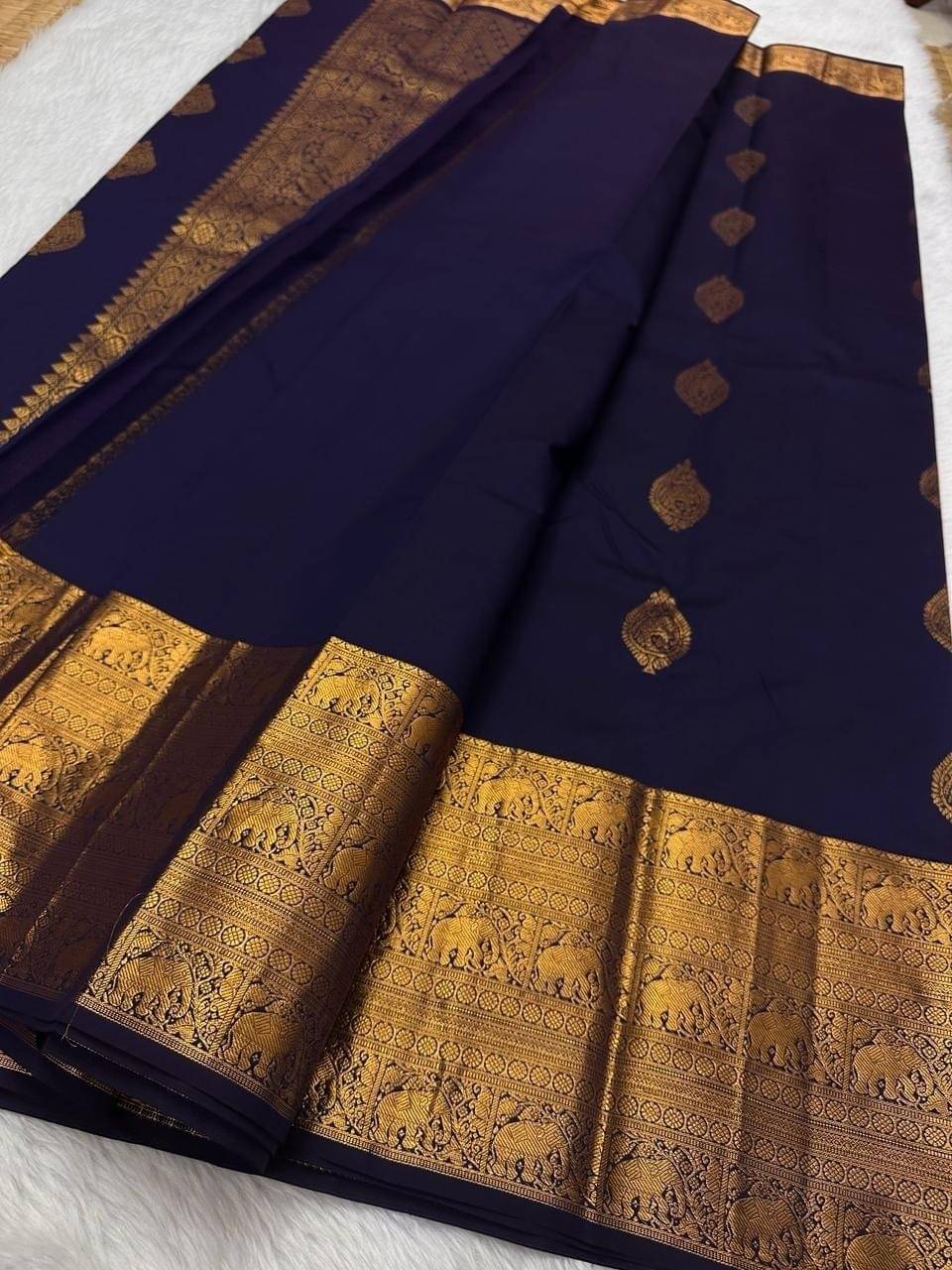 Vastukala Silk Woven Saree With Unstitched Blouse Piece ( Navy Blue ) Vastukala Silk Woven Saree With Unstitched Blouse Piece ( Navy Blue )