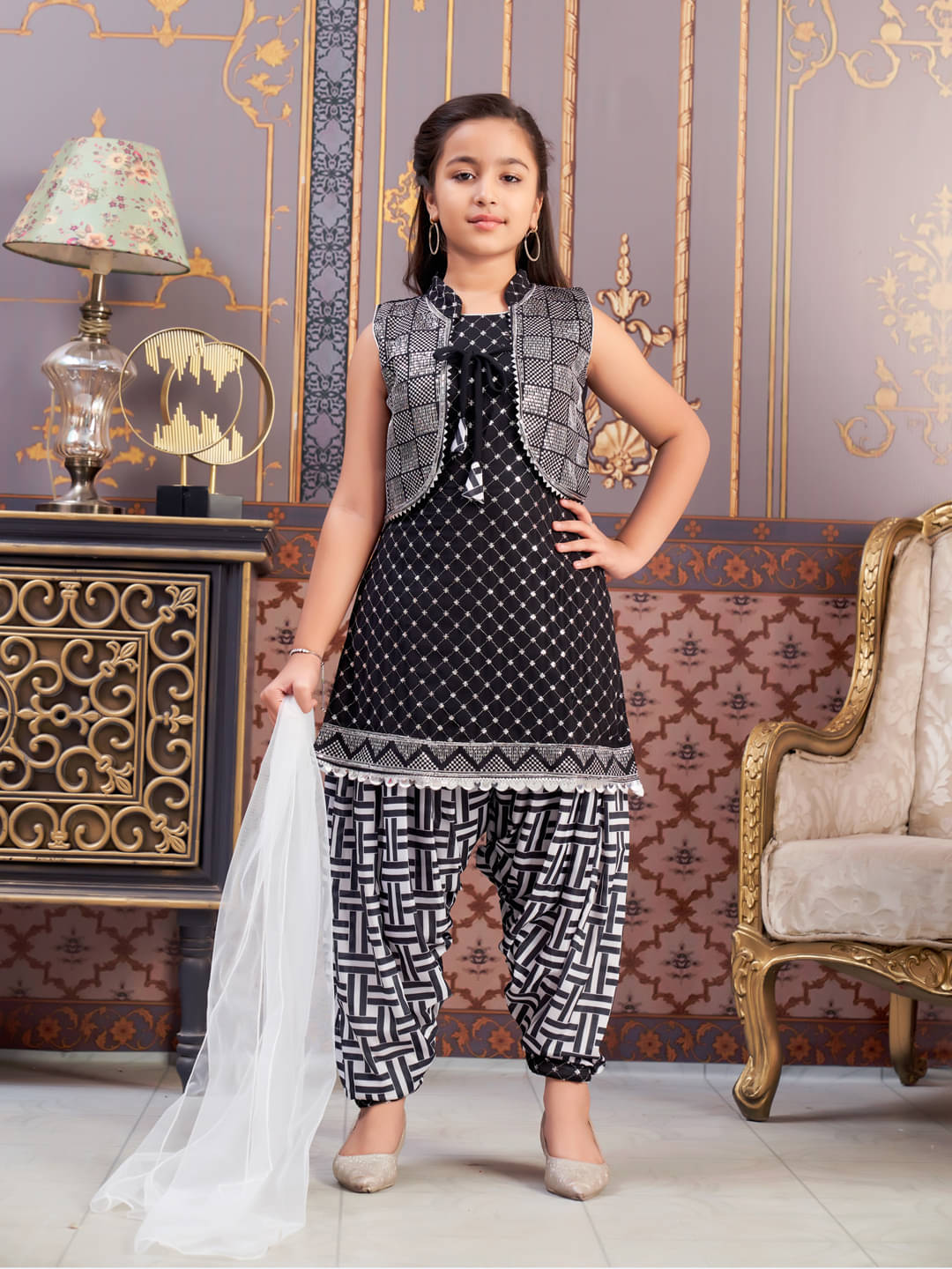     			Aarika Girls Georgette Kurti with Salwar ( Pack of 1 , Black )