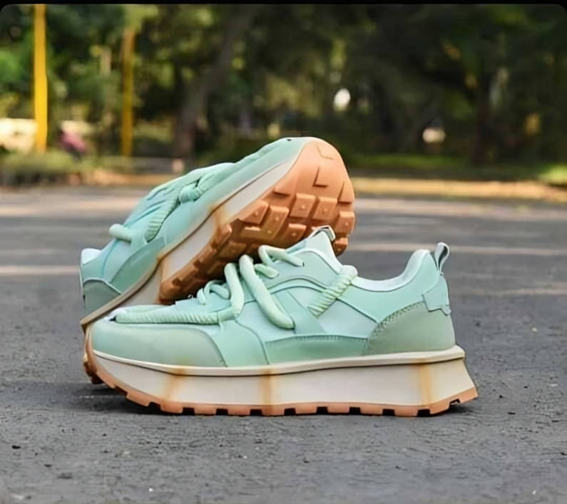    			Akiko BULL Green Men's Sneakers