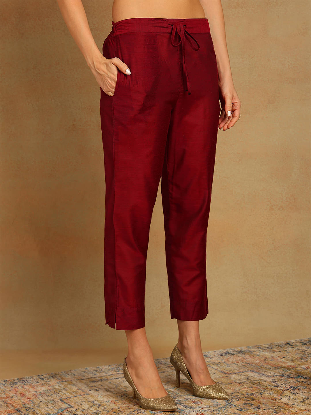     			Vaamsi Women Chanderi Embellished Straight Kurti With Pants ( Red )