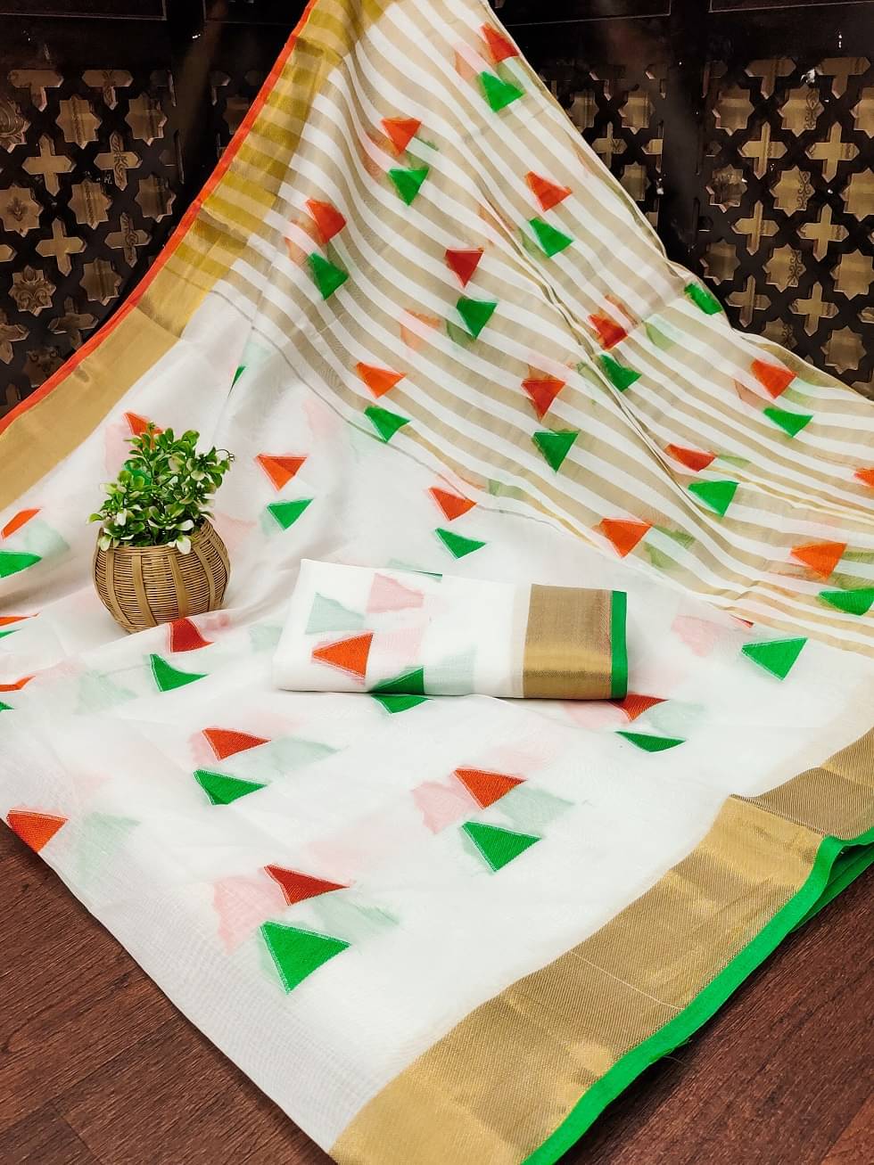 IndShopMart Cotton Silk Printed Saree With Unstitched Blouse Piece ( White ) IndShopMart Cotton Silk Printed Saree With Unstitched Blouse Piece ( White )