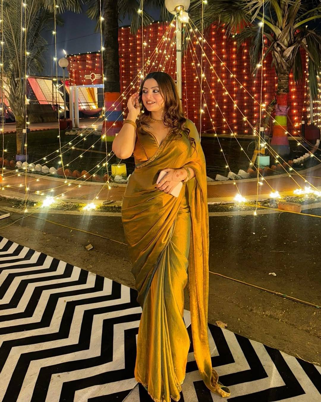 JINAL & JINAL Chiffon Solid Saree With Unstitched Blouse Piece ( Gold ) JINAL & JINAL Chiffon Solid Saree With Unstitched Blouse Piece ( Gold )