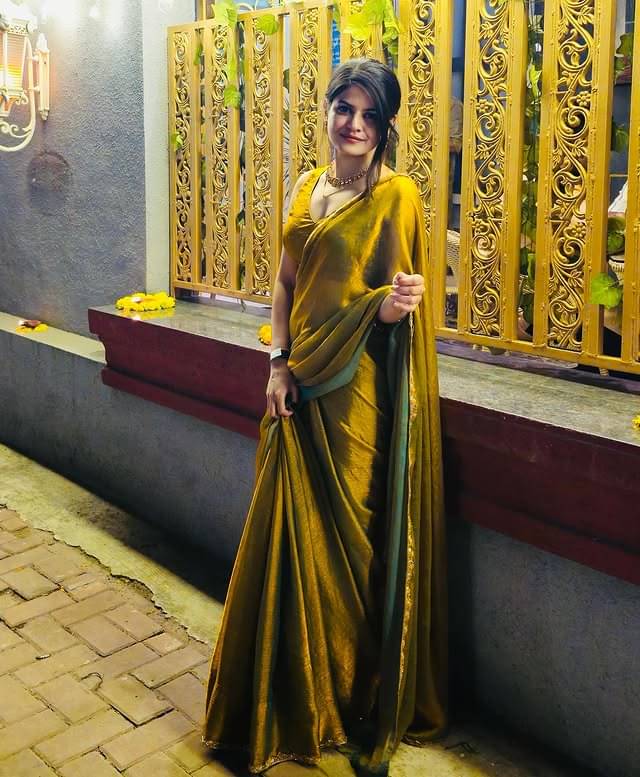     			JINAL & JINAL Chiffon Solid Saree With Unstitched Blouse Piece ( Gold )