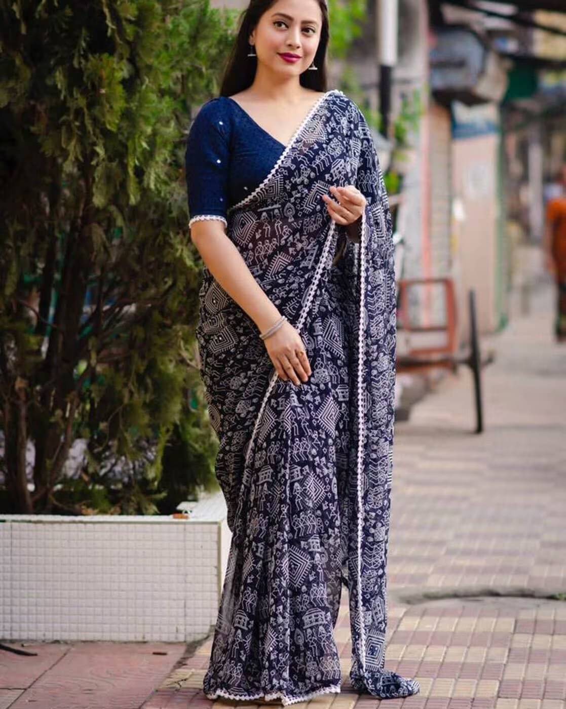 Saadhvi Georgette Printed Saree With Unstitched Blouse Piece ( Navy Blue ) Saadhvi Georgette Printed Saree With Unstitched Blouse Piece ( Navy Blue )