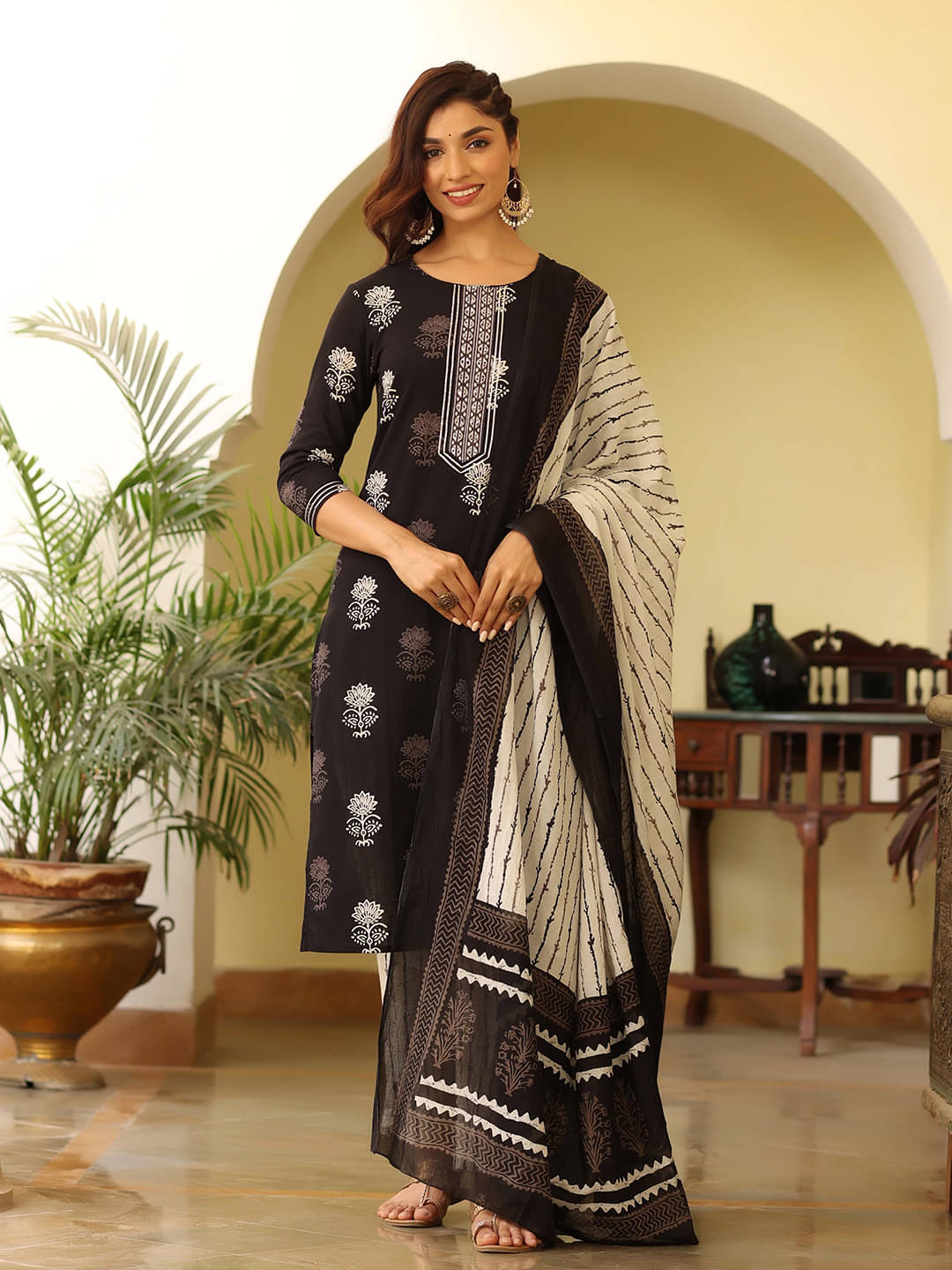     			Vaamsi Rayon Printed Kurti With Pants Women's Stitched Salwar Suit - Black ( Pack of 1 )