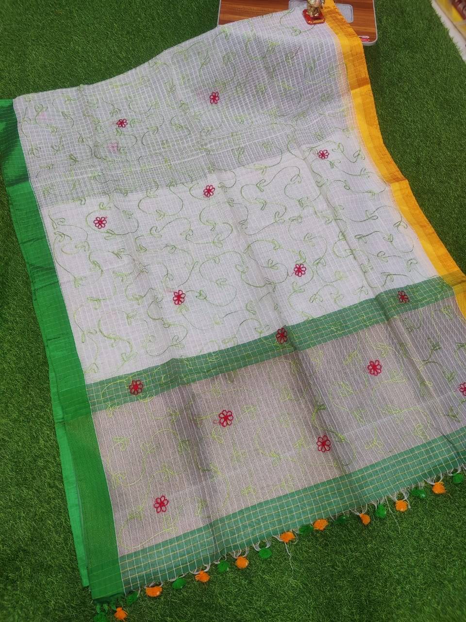 SARADA HANDLOOM Cotton Printed Saree With Unstitched Blouse Piece ( White ) SARADA HANDLOOM Cotton Printed Saree With Unstitched Blouse Piece ( White )