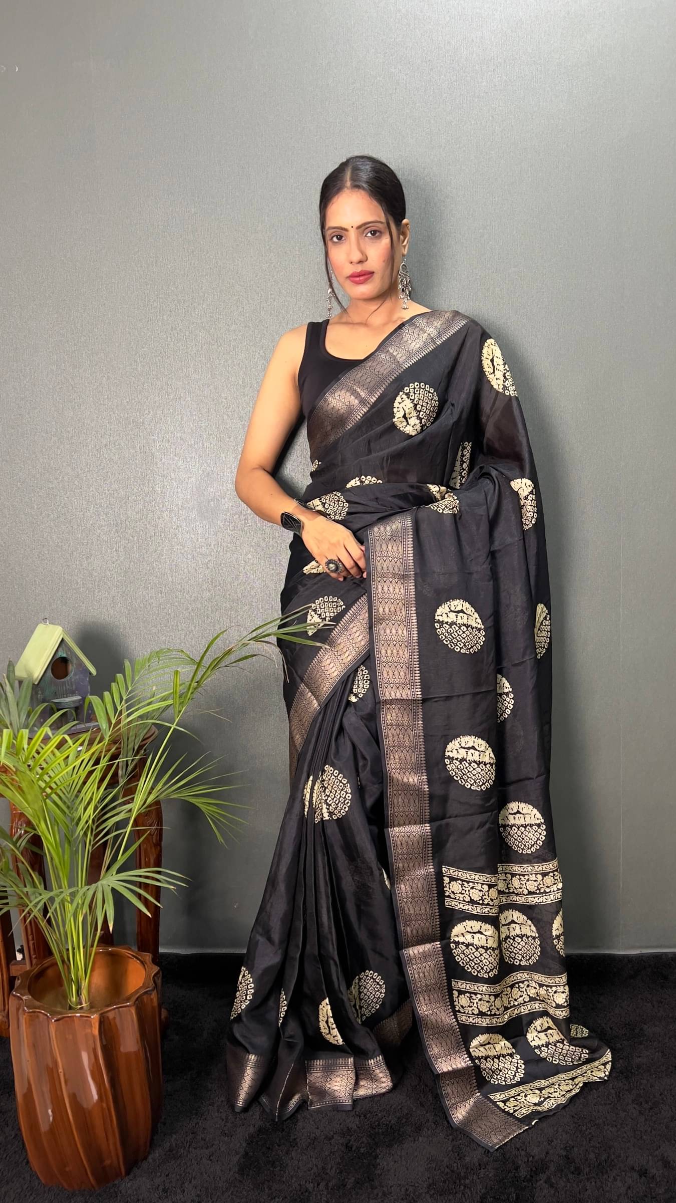 Rangtulika Ethnics Cotton Solid Saree With Unstitched Blouse Piece ( Black ) Rangtulika Ethnics Cotton Solid Saree With Unstitched Blouse Piece ( Black )