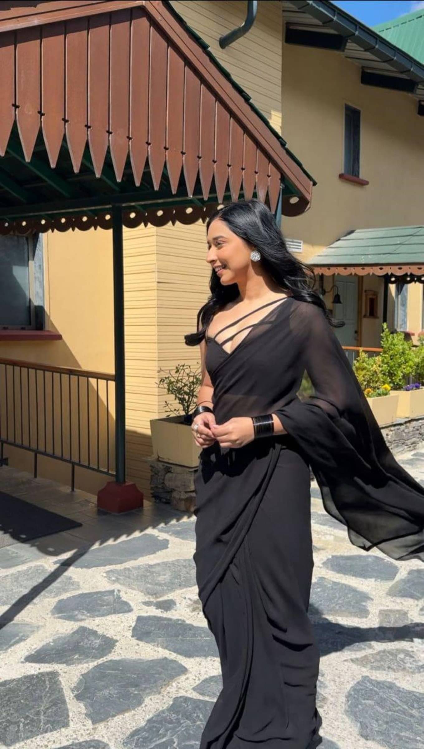 Rangtulika Ethnics Georgette Solid Saree With Unstitched Blouse Piece ( Black )     			Rangtulika Ethnics Georgette Solid Saree With Unstitched Blouse Piece ( Black )