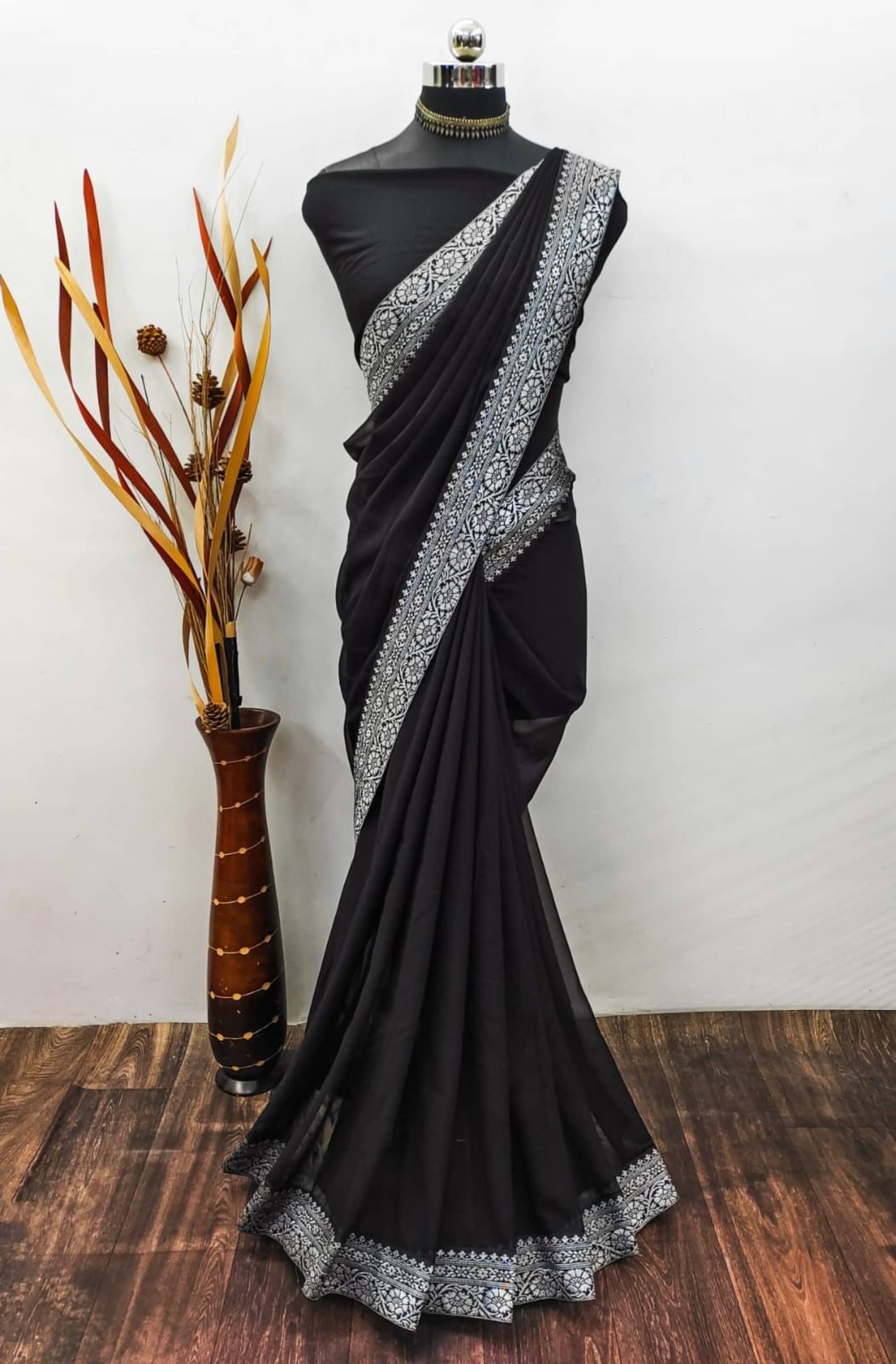Rangtulika Ethnics Georgette Solid Saree With Unstitched Blouse Piece ( Black ) Rangtulika Ethnics Georgette Solid Saree With Unstitched Blouse Piece ( Black )