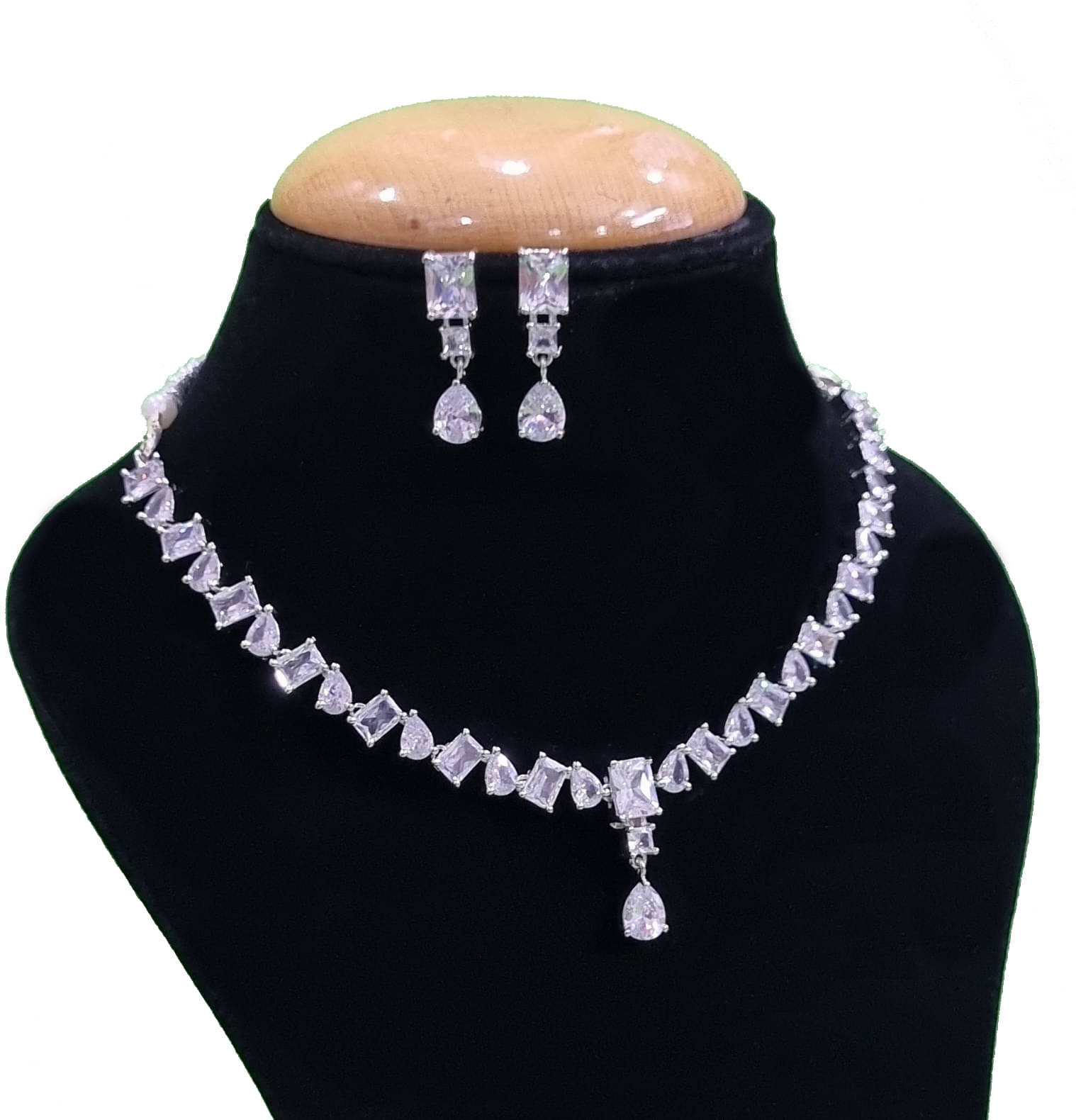     			Ladymania White Alloy Necklace Set ( Pack of 1 )