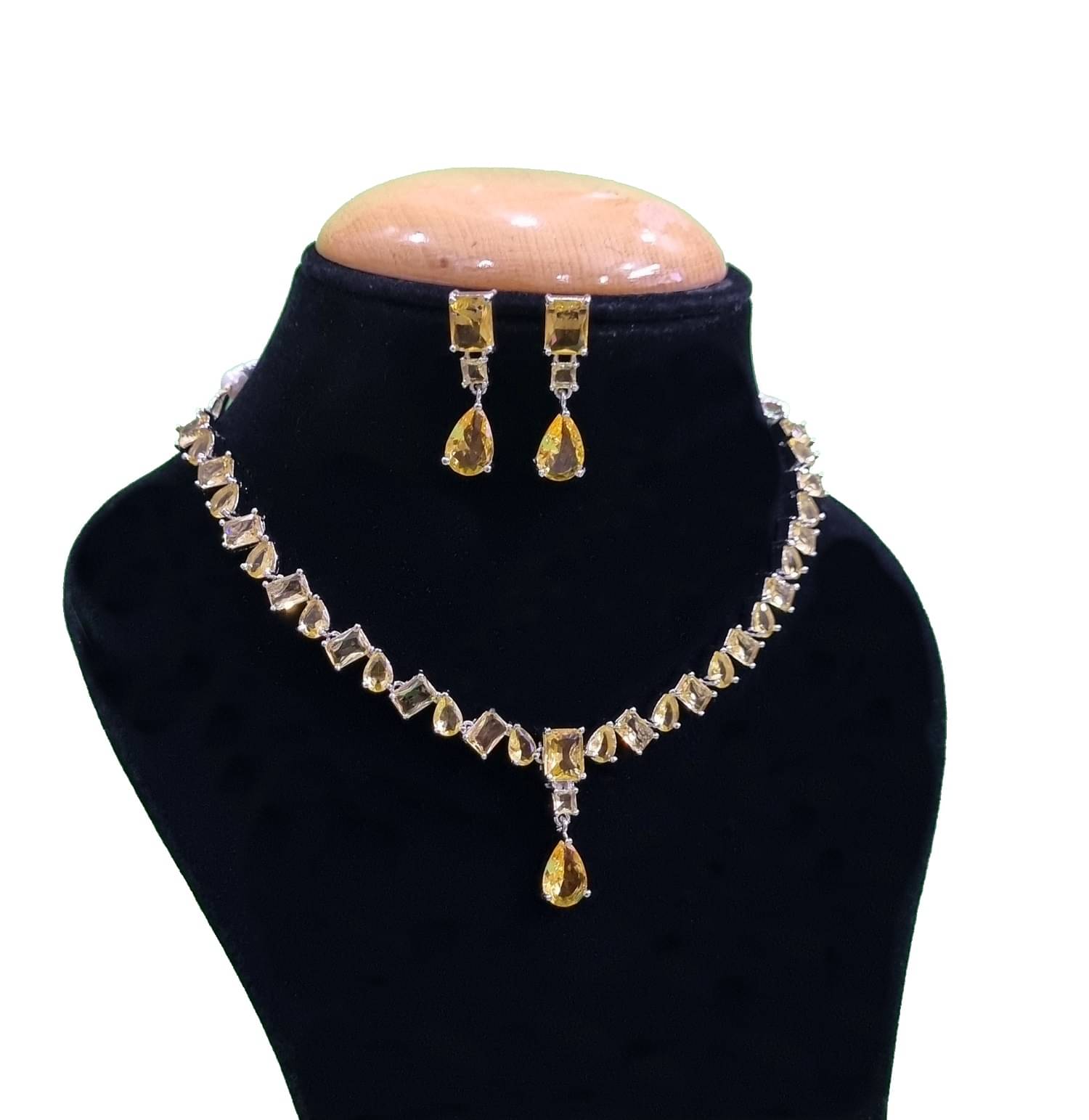     			Ladymania Yellow Alloy Necklace Set ( Pack of 1 )