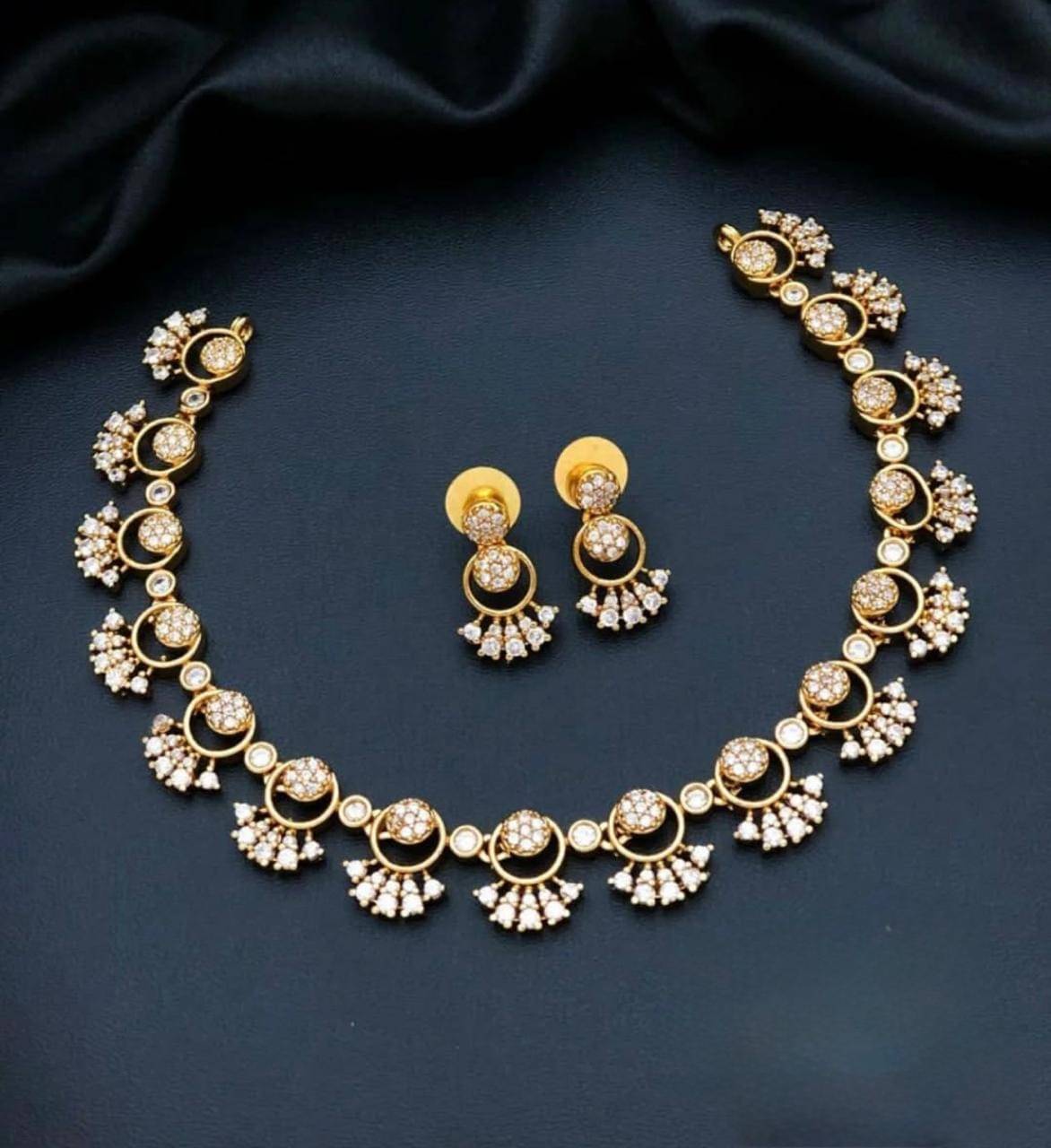     			KC JEWELS Golden Brass Necklace Set ( Pack of 1 )