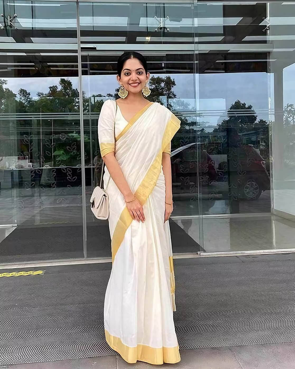 Aika Chanderi Solid Saree With Unstitched Blouse Piece ( White ) Aika Chanderi Solid Saree With Unstitched Blouse Piece ( White )