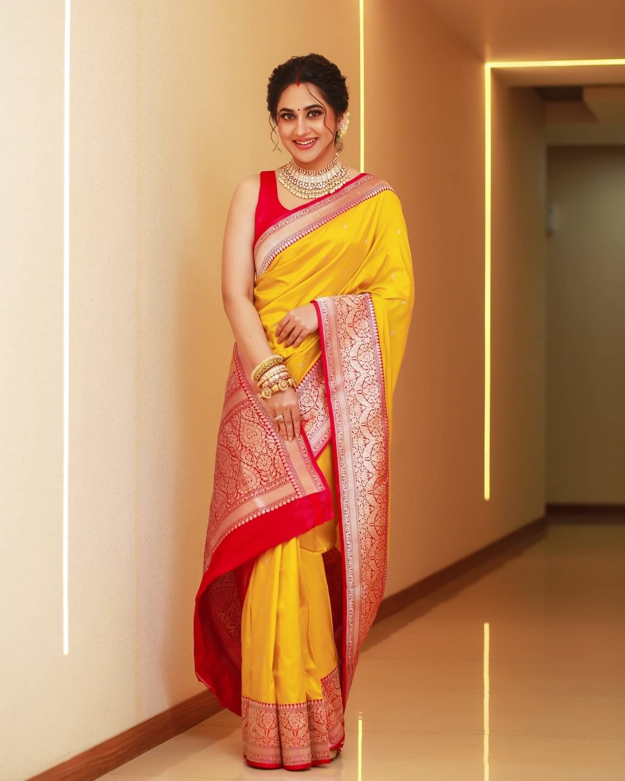     			Aika Silk Blend Embellished Saree With Unstitched Blouse Piece ( Multicolor 1 )