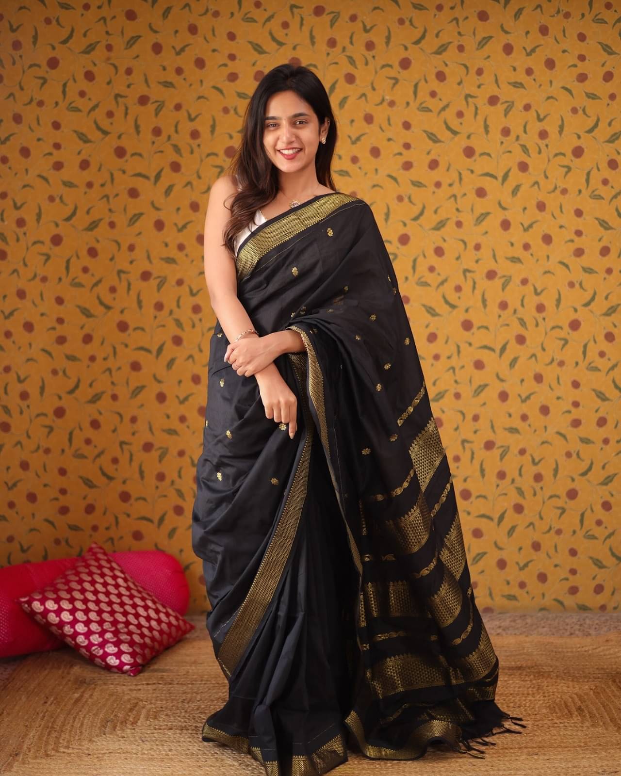     			Aika Silk Blend Embellished Saree With Unstitched Blouse Piece ( Black )