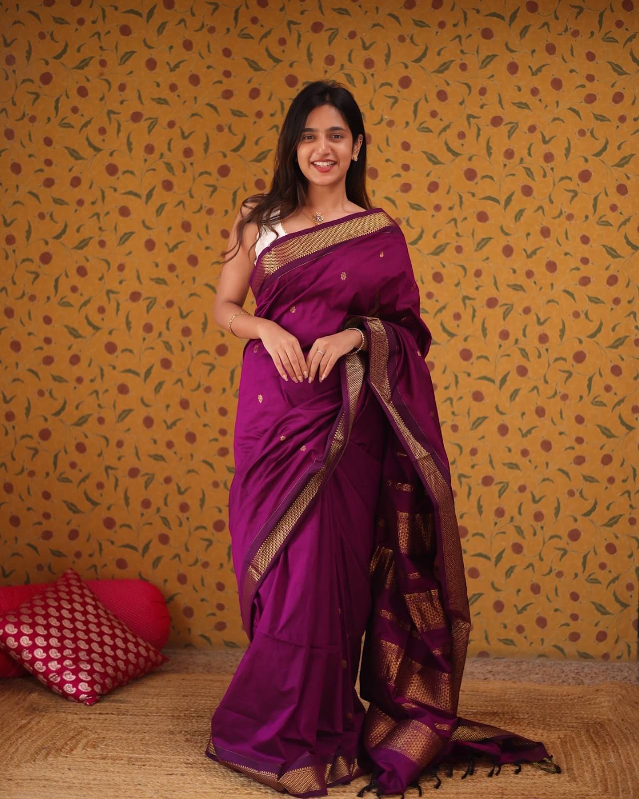     			Aika Silk Blend Embellished Saree With Unstitched Blouse Piece ( Purple )