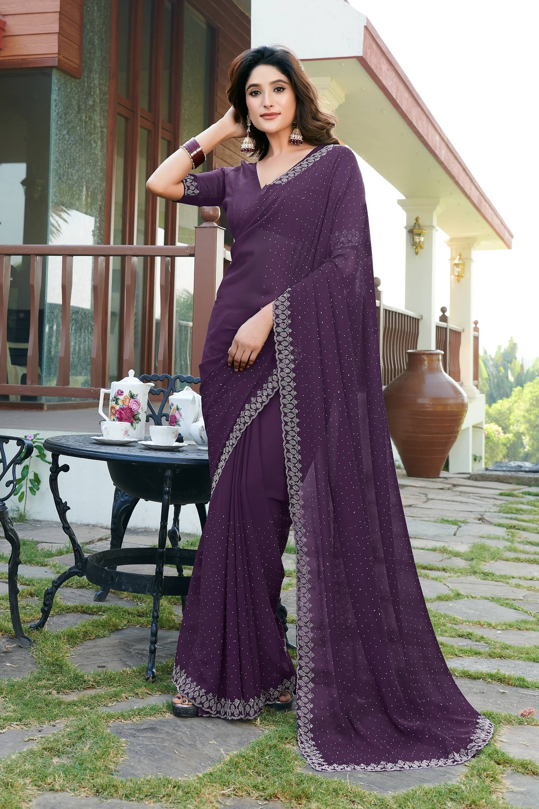     			VEERAIVA Georgette Embellished Saree With Unstitched Blouse Piece ( Lavender )