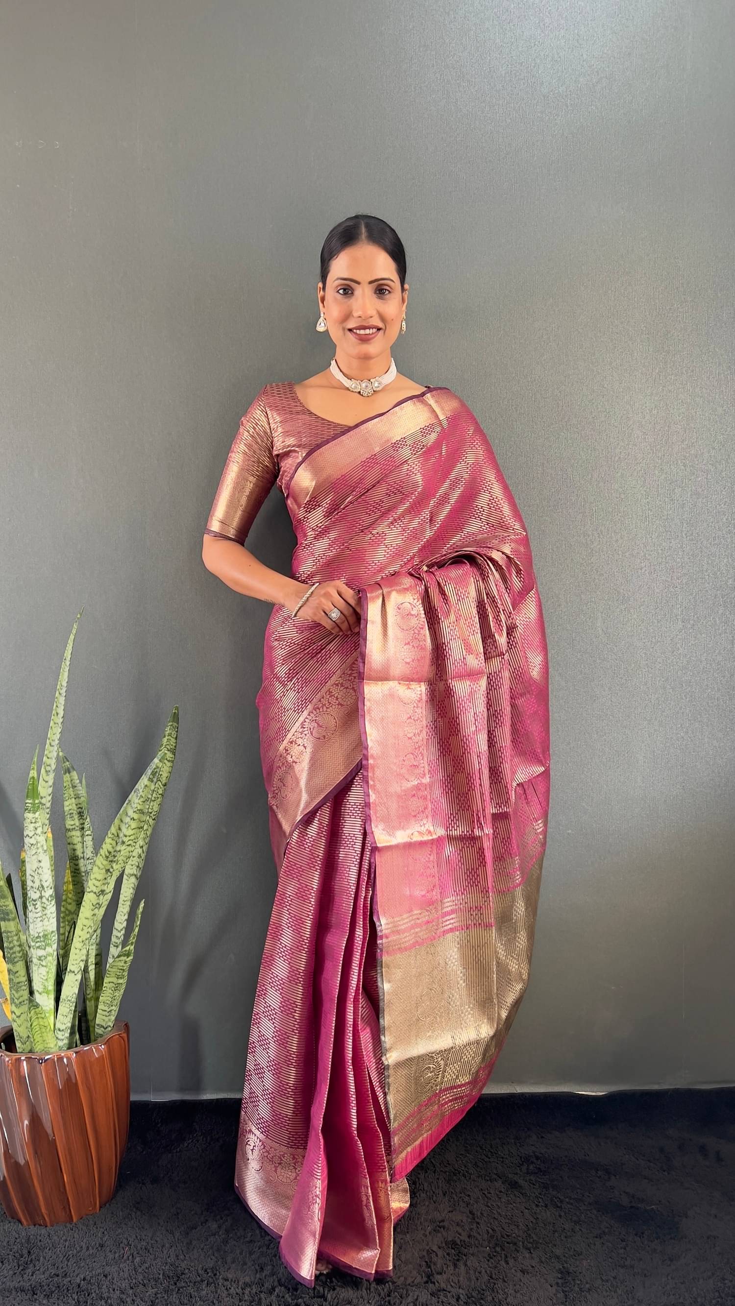     			JULEE Tissue Embellished Saree With Unstitched Blouse Piece ( Pink )