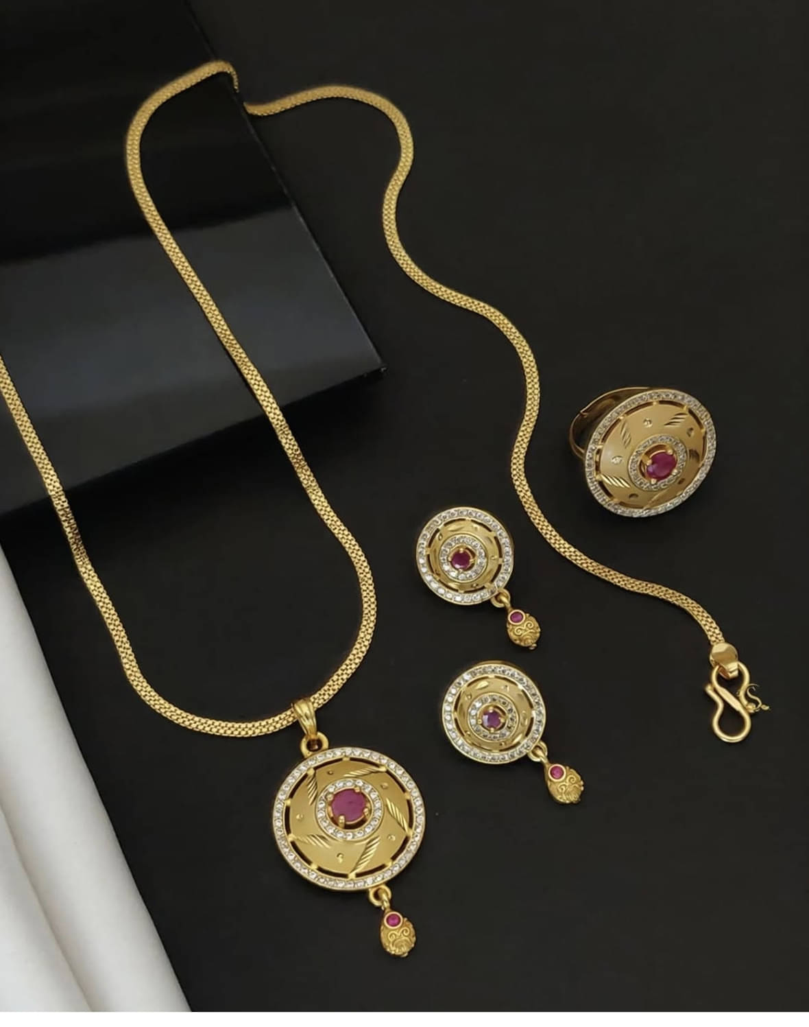     			Rhosyn Red Pendant set ( Pack of 1 )