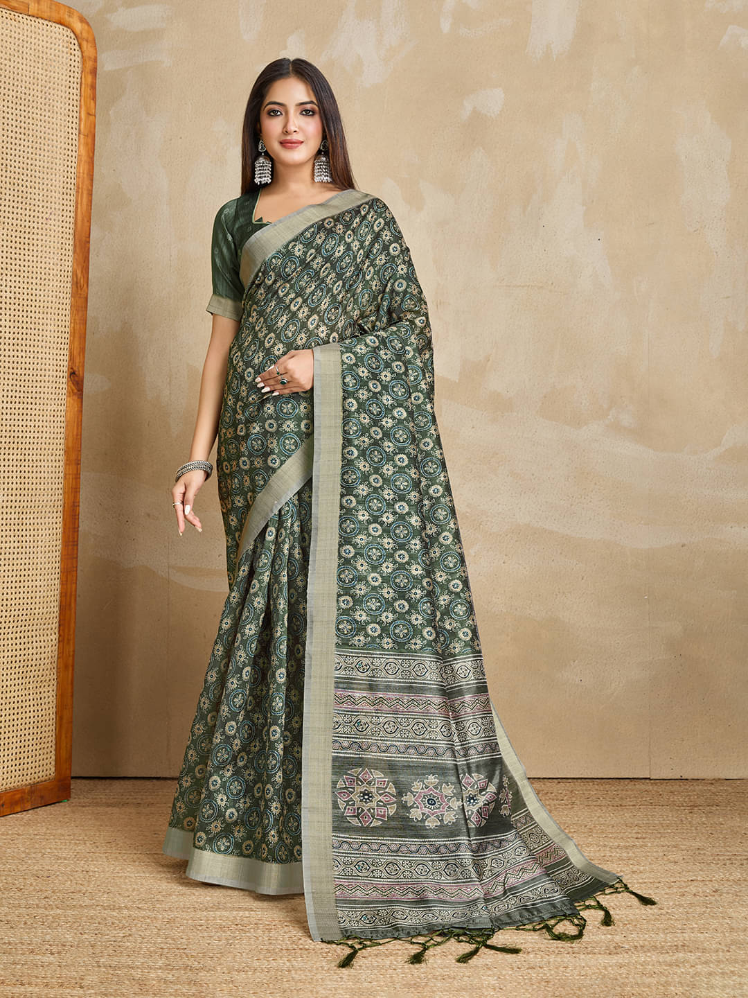    			Doi Moi Silk Blend Printed Saree With Unstitched Blouse Piece ( Green )