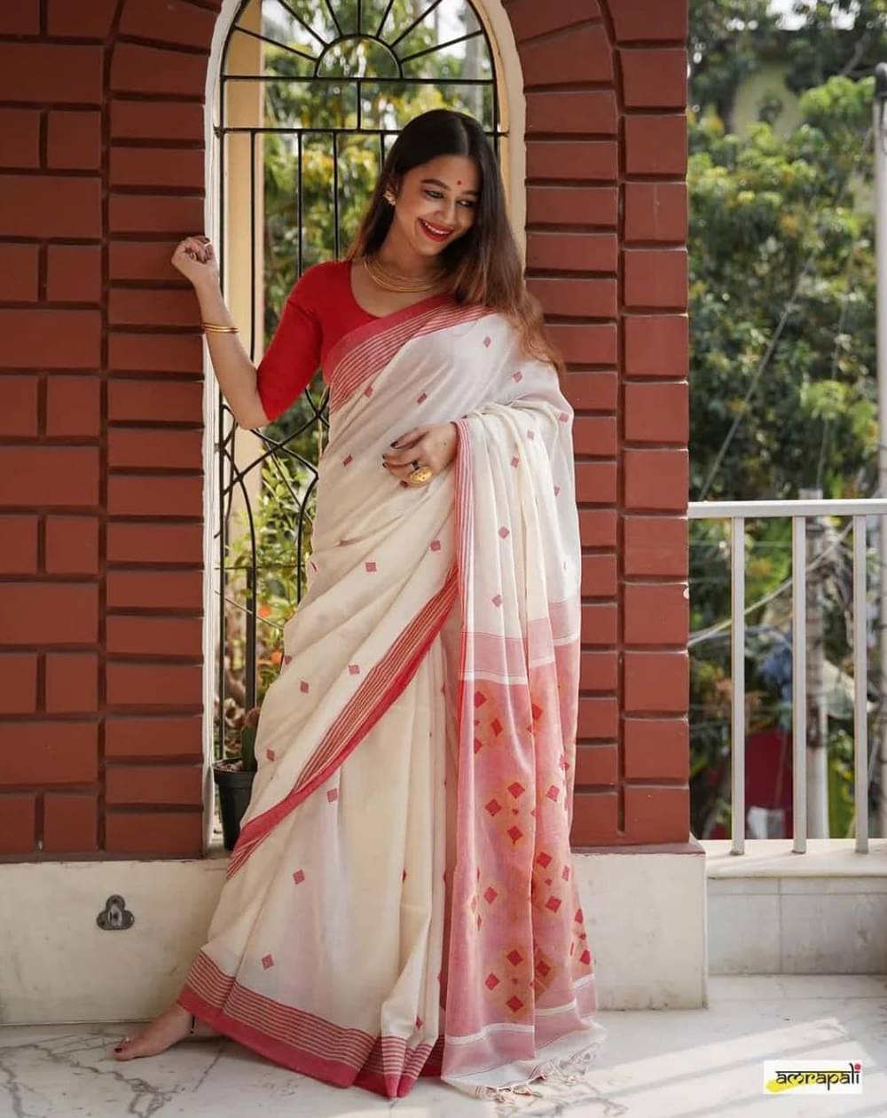Sidhidata Cotton Blend Printed Saree With Unstitched Blouse Piece ( White ) Sidhidata Cotton Blend Printed Saree With Unstitched Blouse Piece ( White )