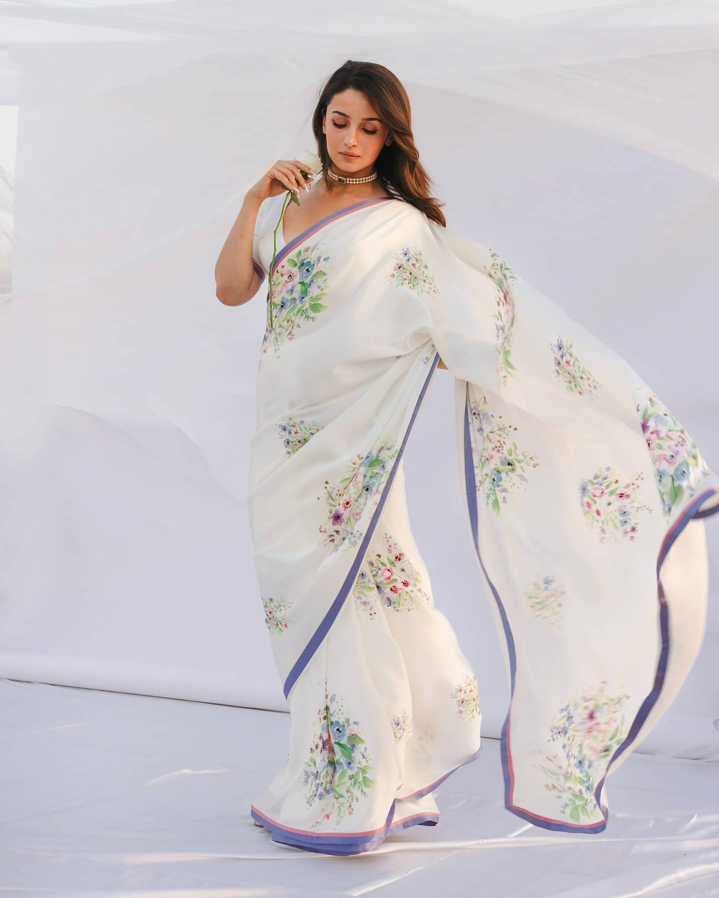     			Sidhidata Satin Printed Saree With Unstitched Blouse Piece ( White )