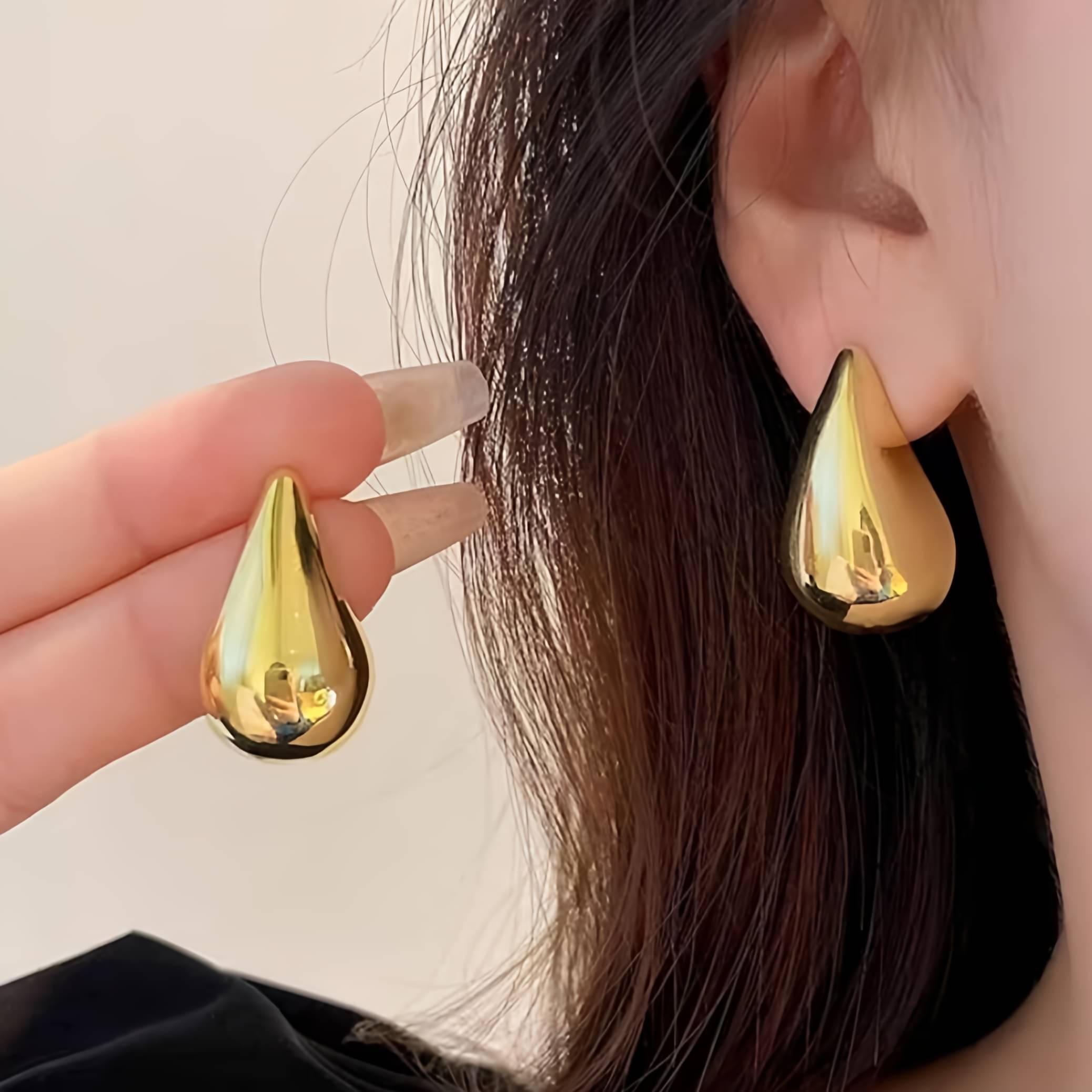     			Mehak Creation Gold Stud Earrings ( Pack of 1 )