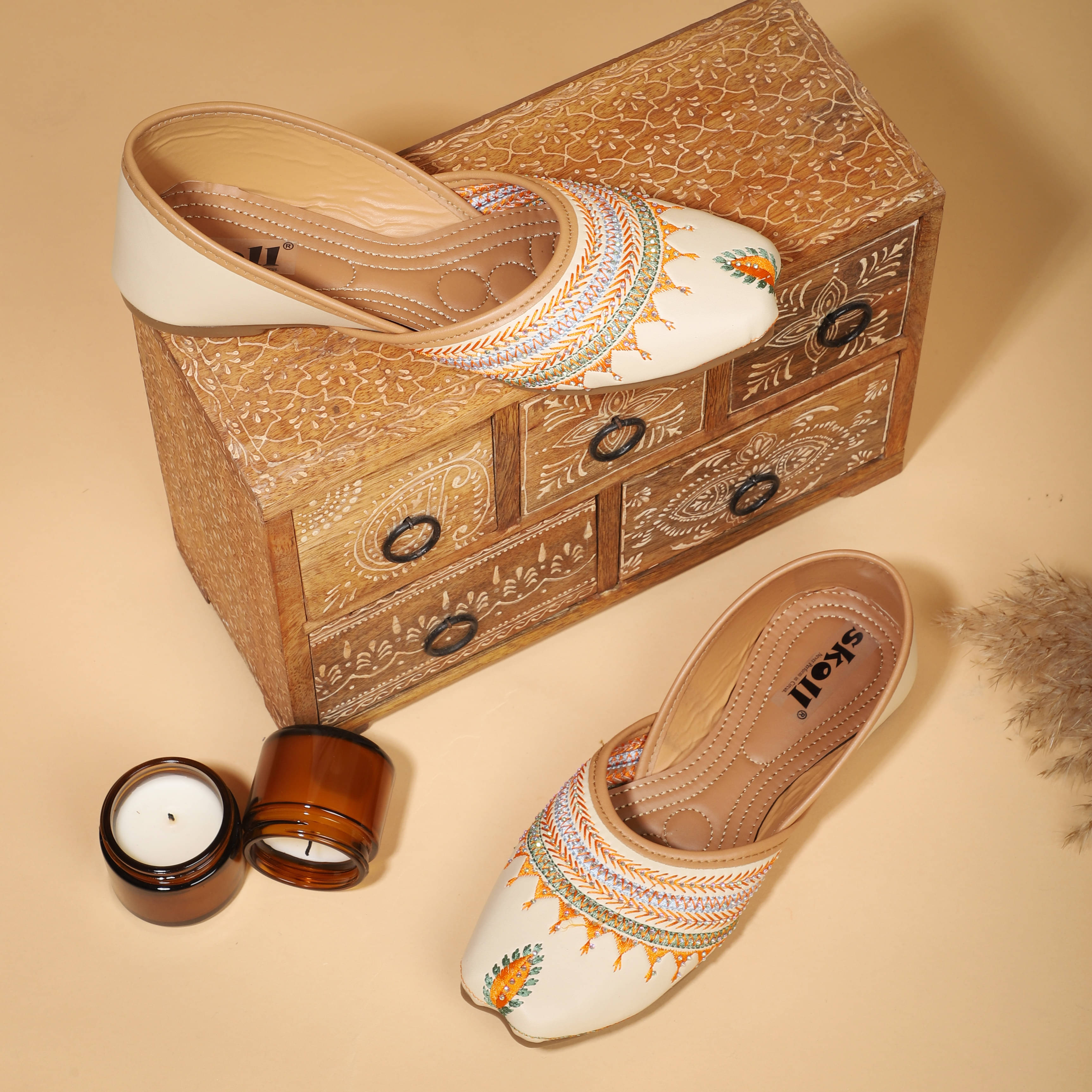     			SKOLL Cream Women's Mojaris